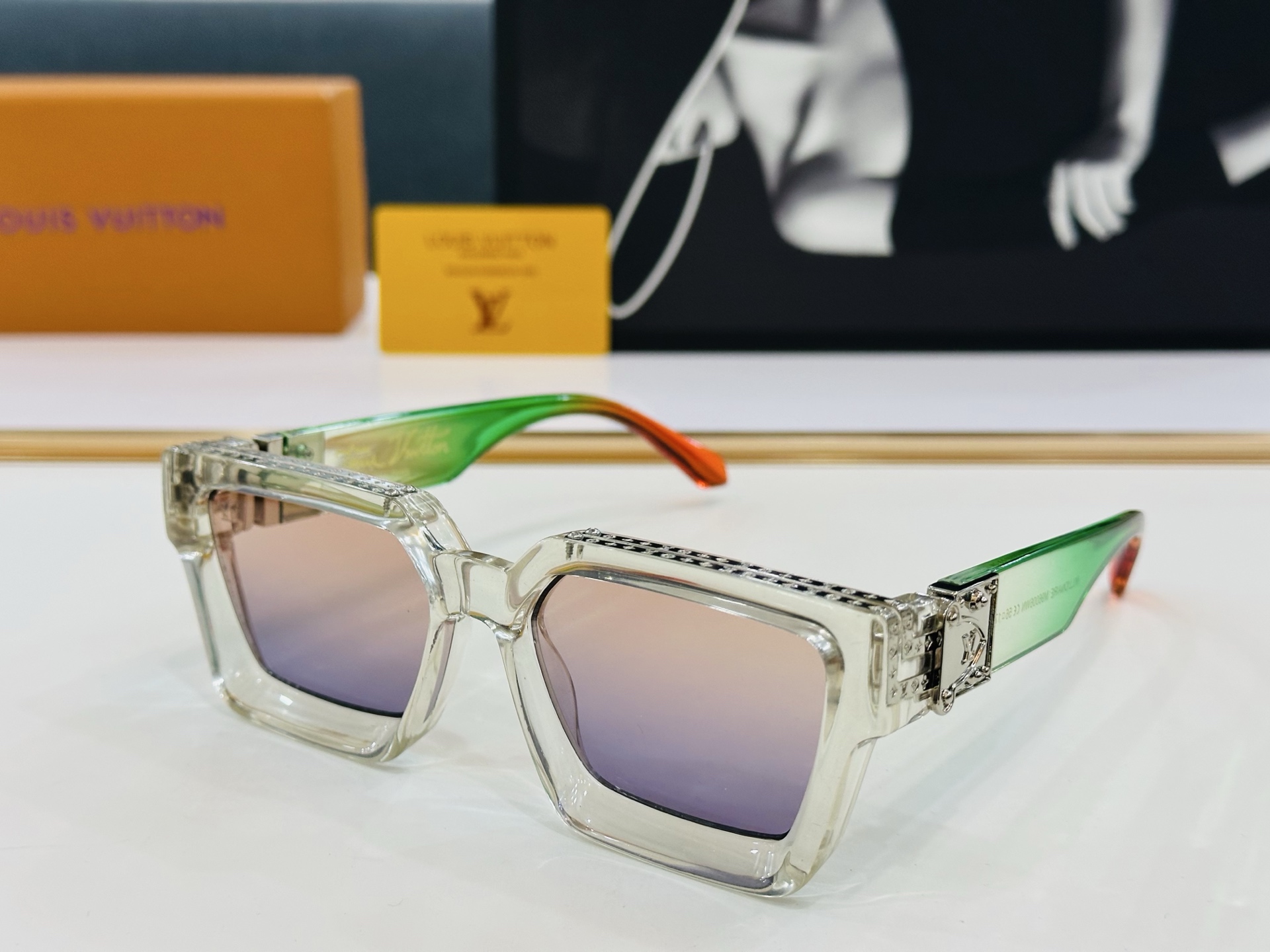【LOUIS VUITTON】LV 路易家M96006 Size：56口17 奢华版 密密麻麻logo金