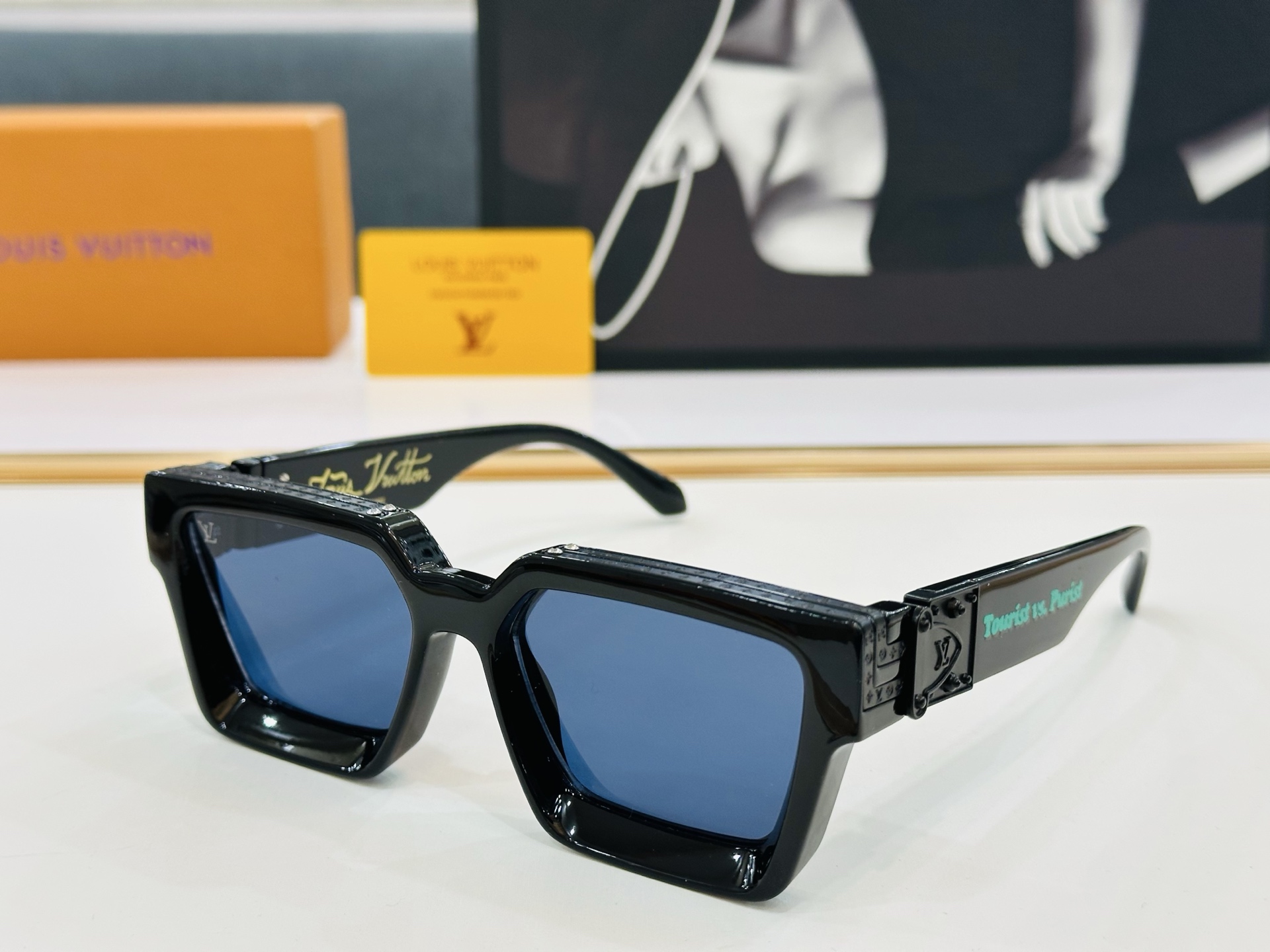 【LOUIS VUITTON】LV 路易家M96006 Size：56口17 奢华版 密密麻麻logo金