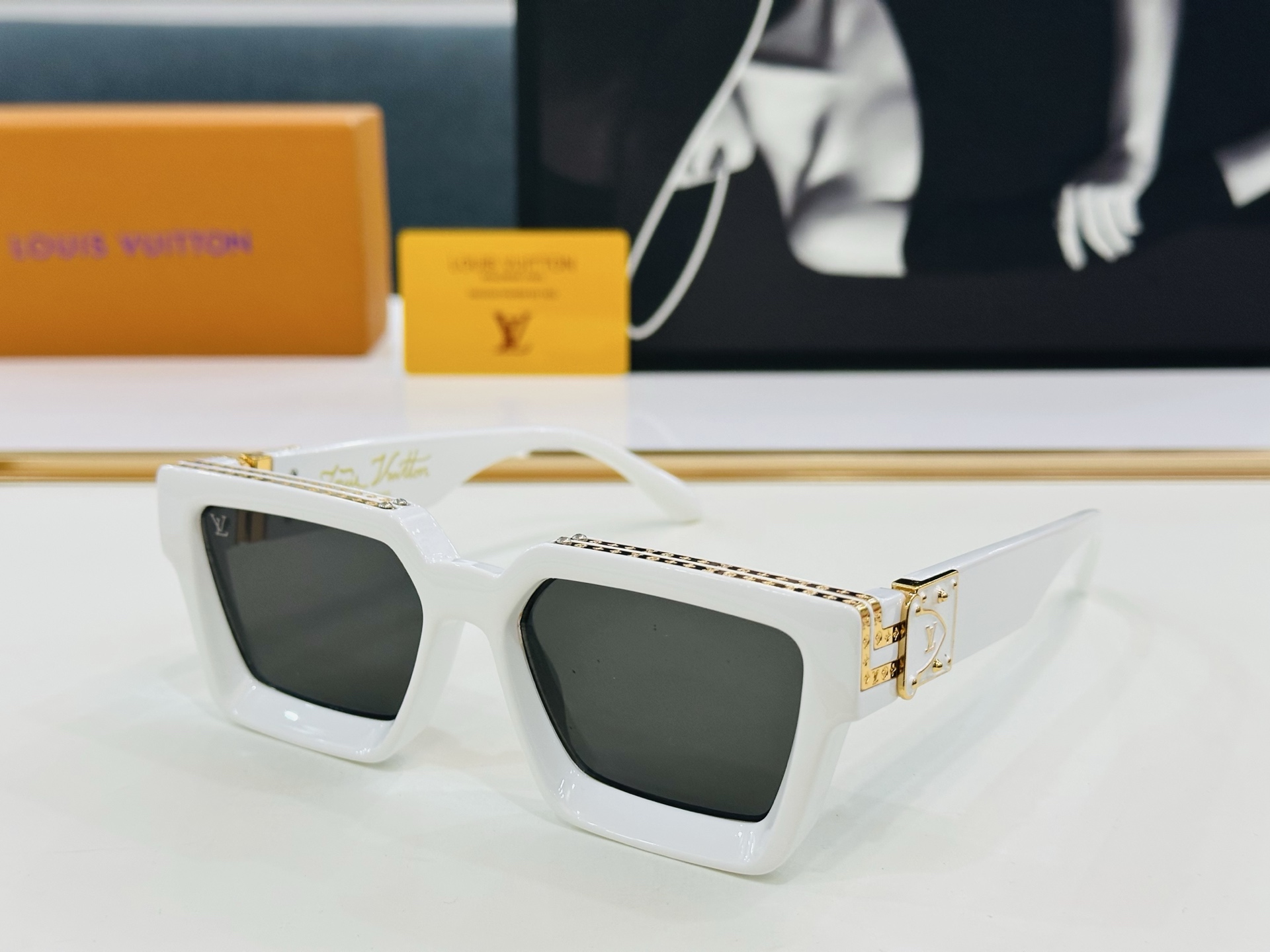 【LOUIS VUITTON】LV 路易家M96006 Size：56口17 奢华版 密密麻麻logo金