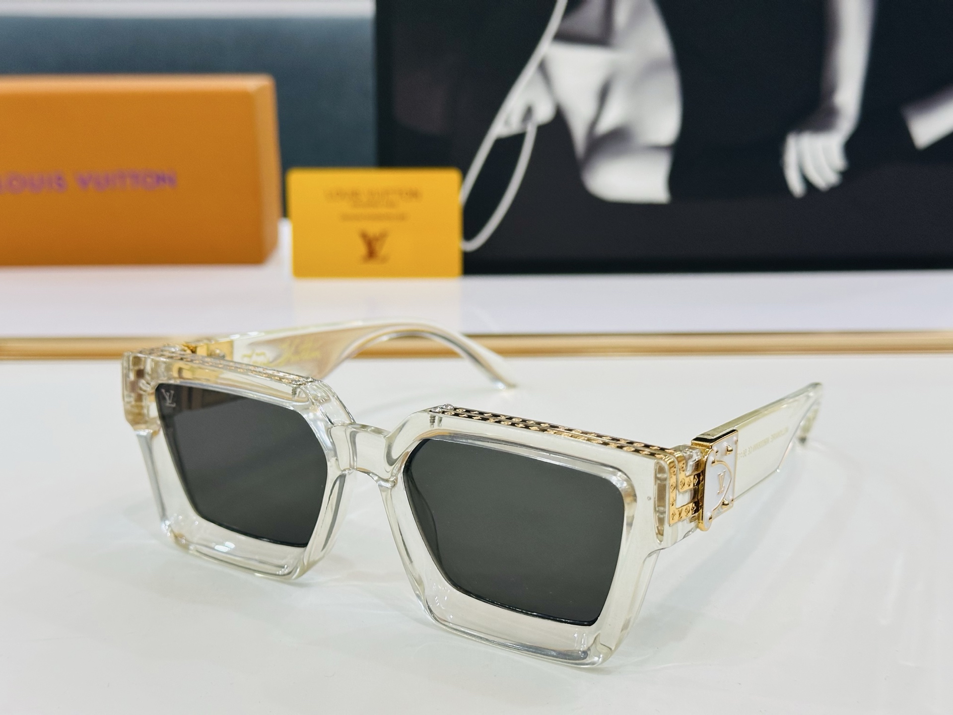 【LOUIS VUITTON】LV 路易家M96006 Size：56口17 奢华版 密密麻麻logo金