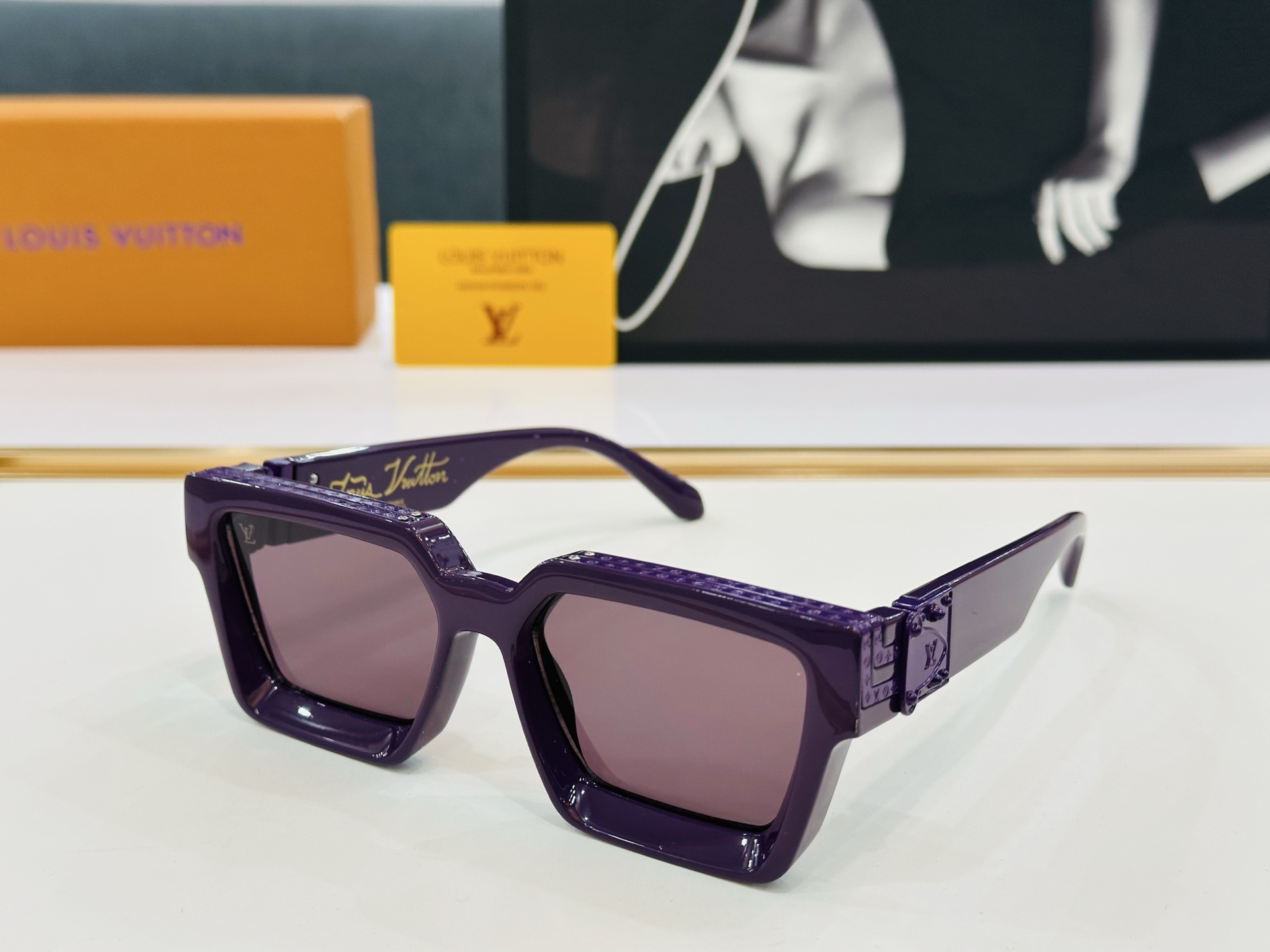 【LOUIS VUITTON】LV 路易家M96006 Size：56口17 奢华版 密密麻麻logo金