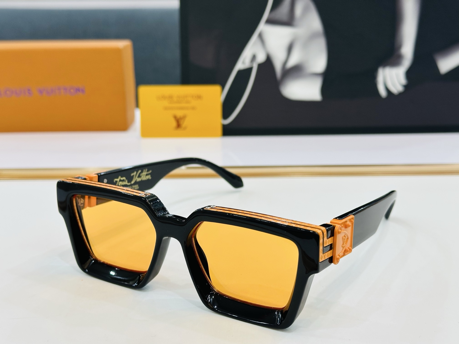 【LOUIS VUITTON】LV 路易家M96006 Size：56口17 奢华版 密密麻麻logo金