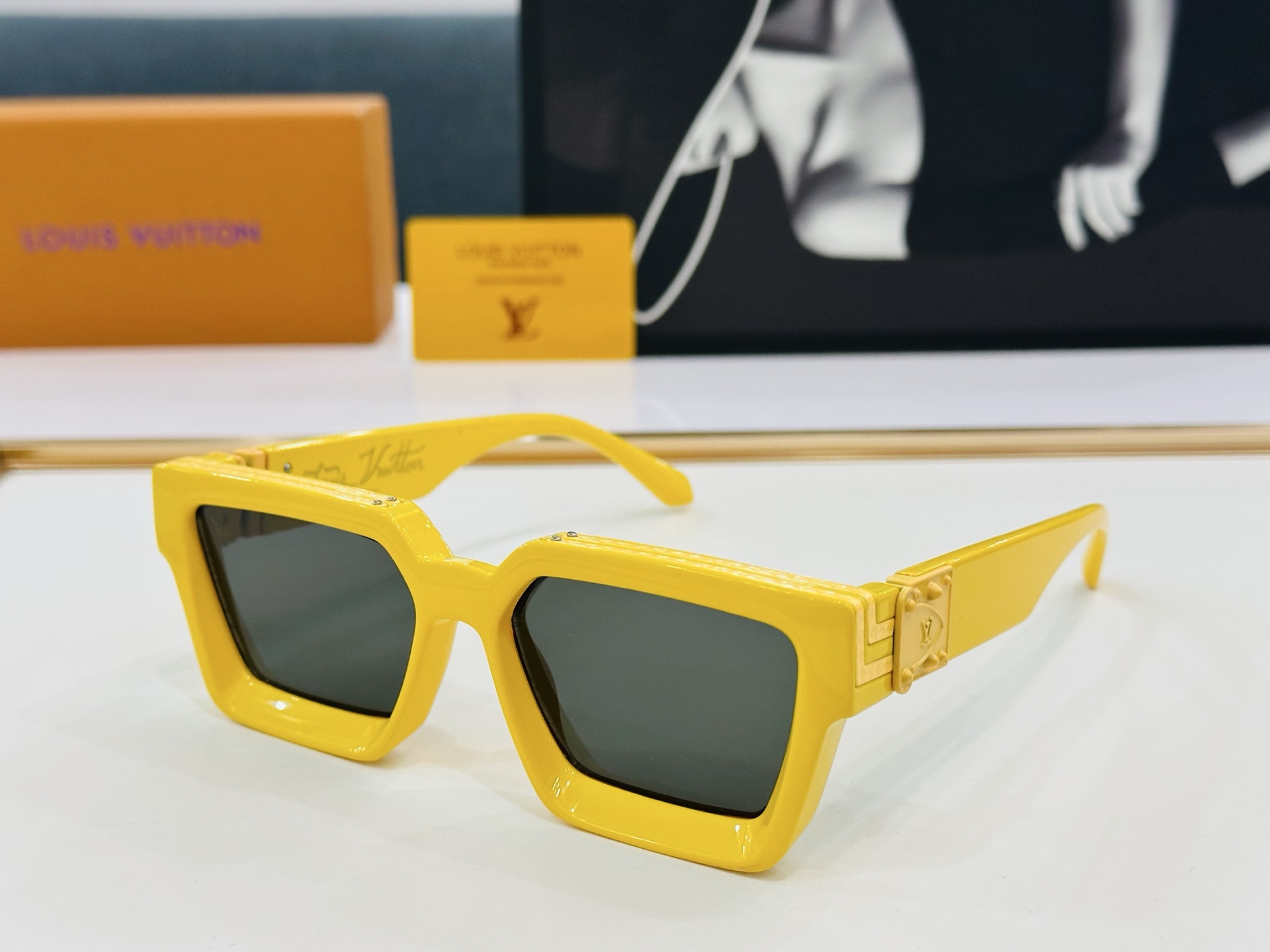 【LOUIS VUITTON】LV 路易家M96006 Size：56口17 奢华版 密密麻麻logo金