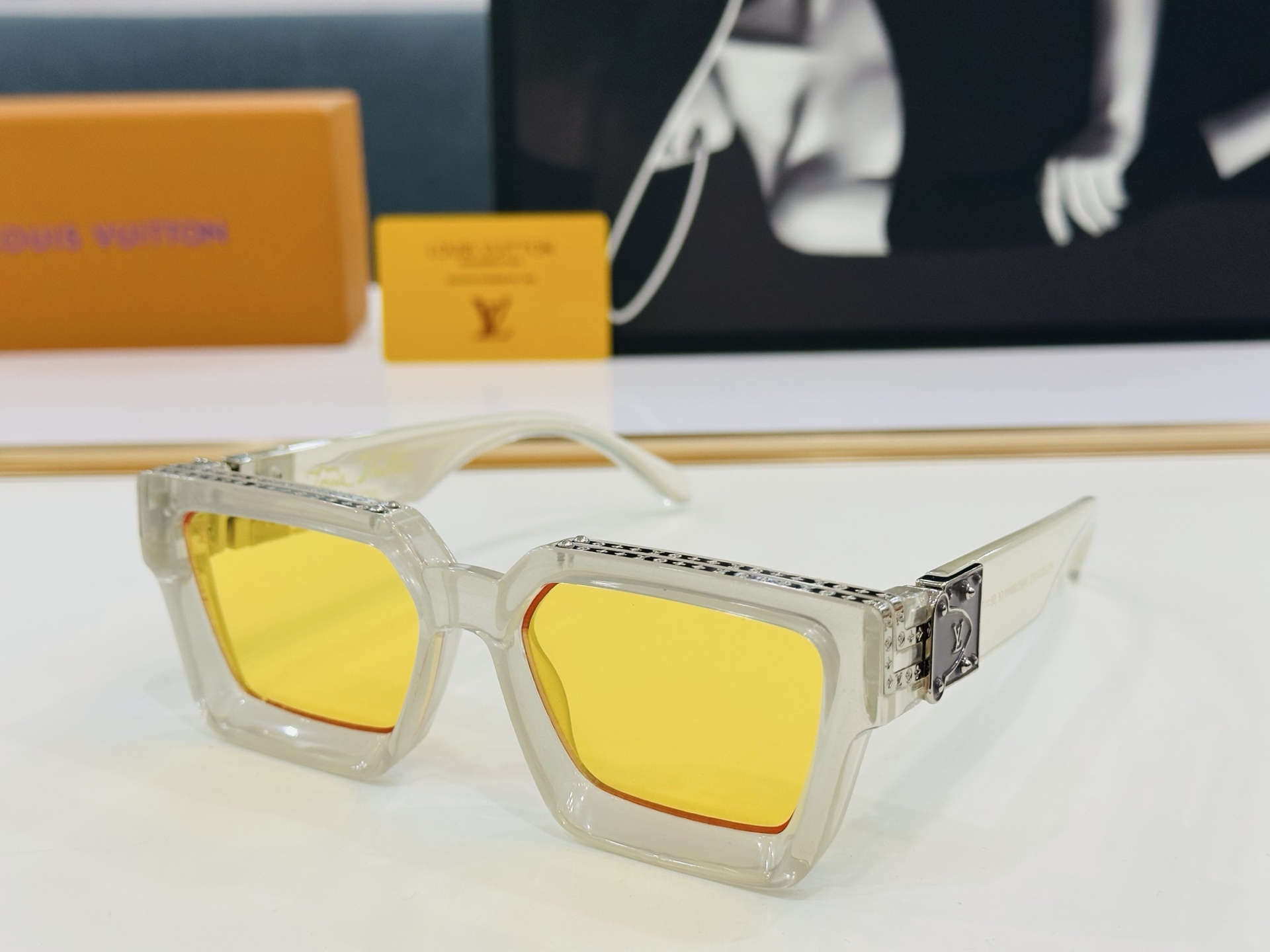 【LOUIS VUITTON】LV 路易家M96006 Size：56口17 奢华版 密密麻麻logo金