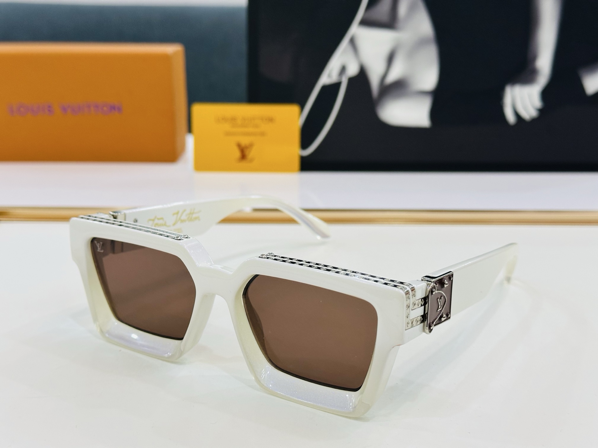 【LOUIS VUITTON】LV 路易家M96006 Size：56口17 奢华版 密密麻麻logo金