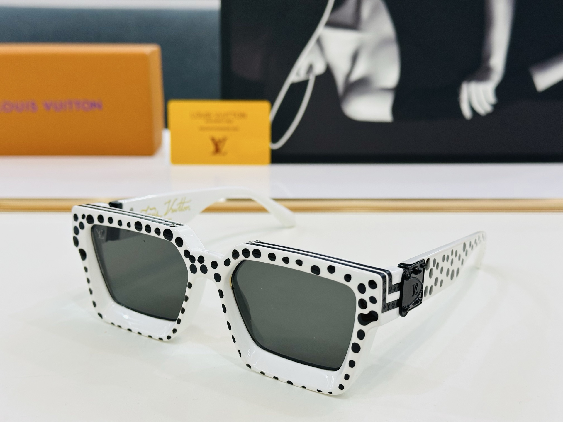 【LOUIS VUITTON】LV 路易家M96006 Size：56口17 奢华版 密密麻麻logo金