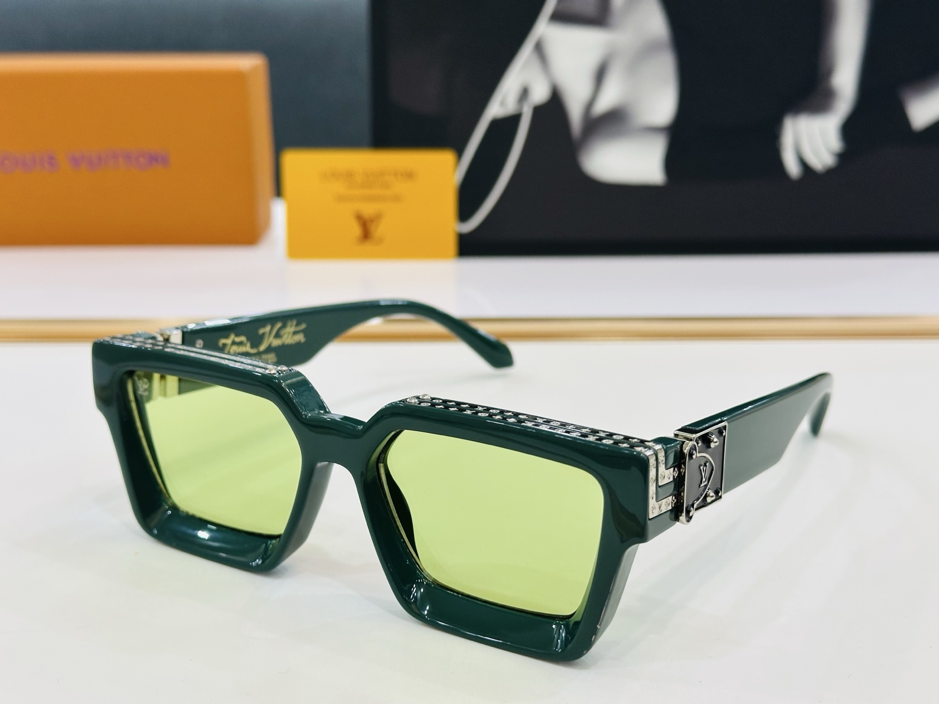 【LOUIS VUITTON】LV 路易家M96006 Size：56口17 奢华版 密密麻麻logo金