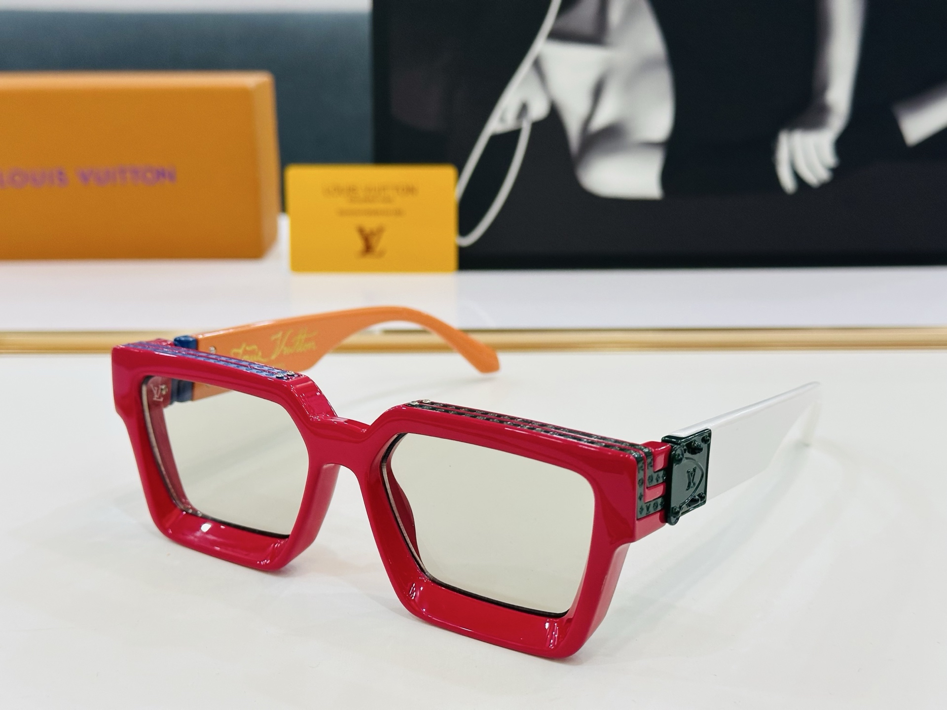 【LOUIS VUITTON】LV 路易家M96006 Size：56口17 奢华版 密密麻麻logo金