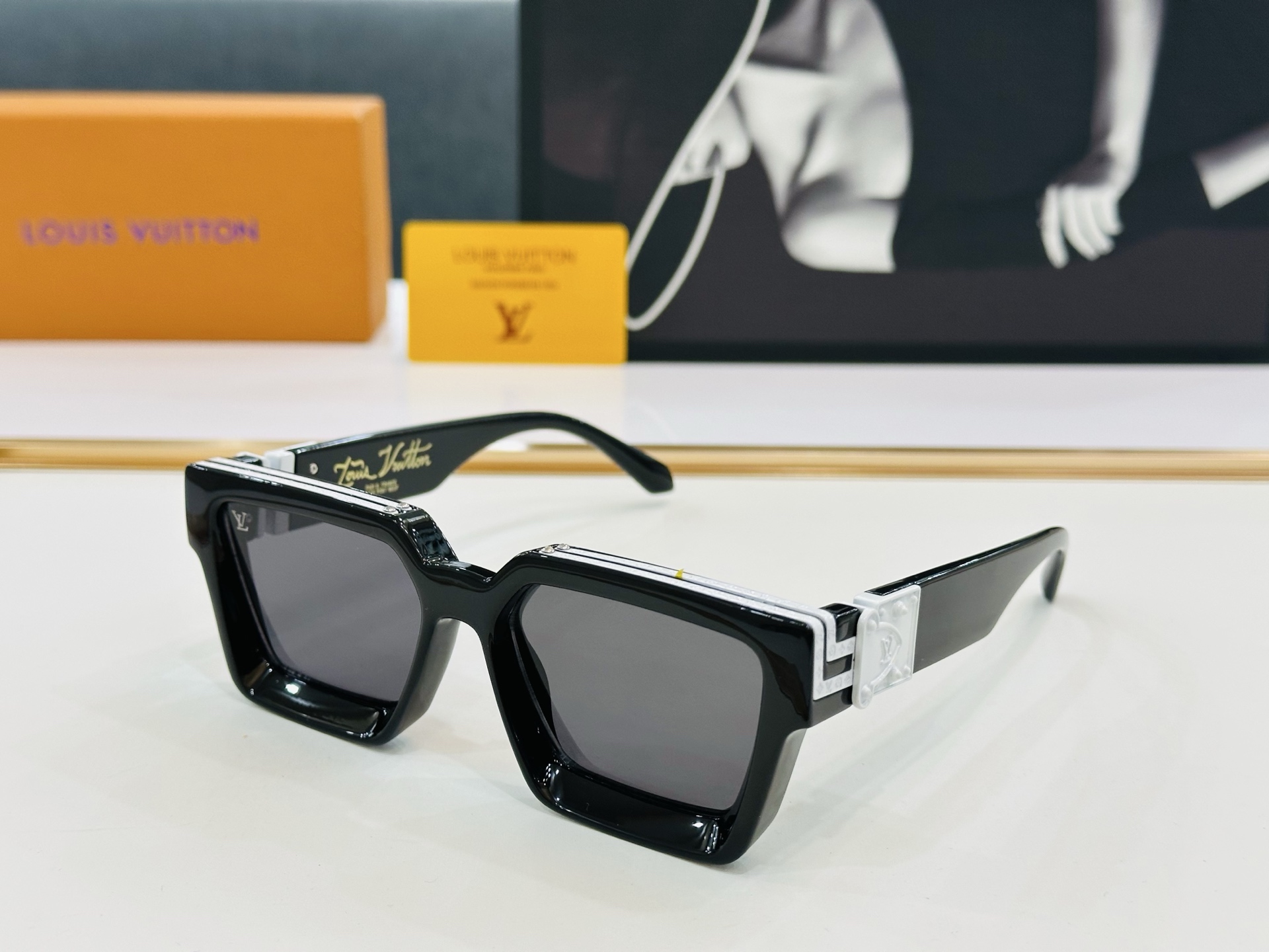 【LOUIS VUITTON】LV 路易家M96006 Size：56口17 奢华版 密密麻麻logo金