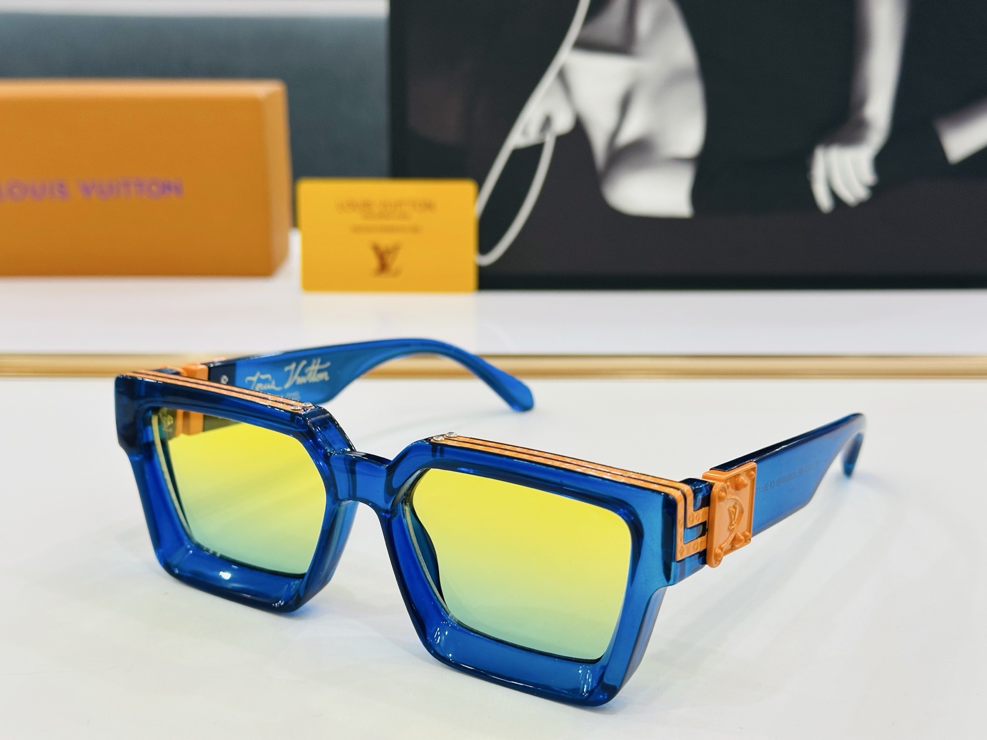 【LOUIS VUITTON】LV 路易家M96006 Size：56口17 奢华版 密密麻麻logo金