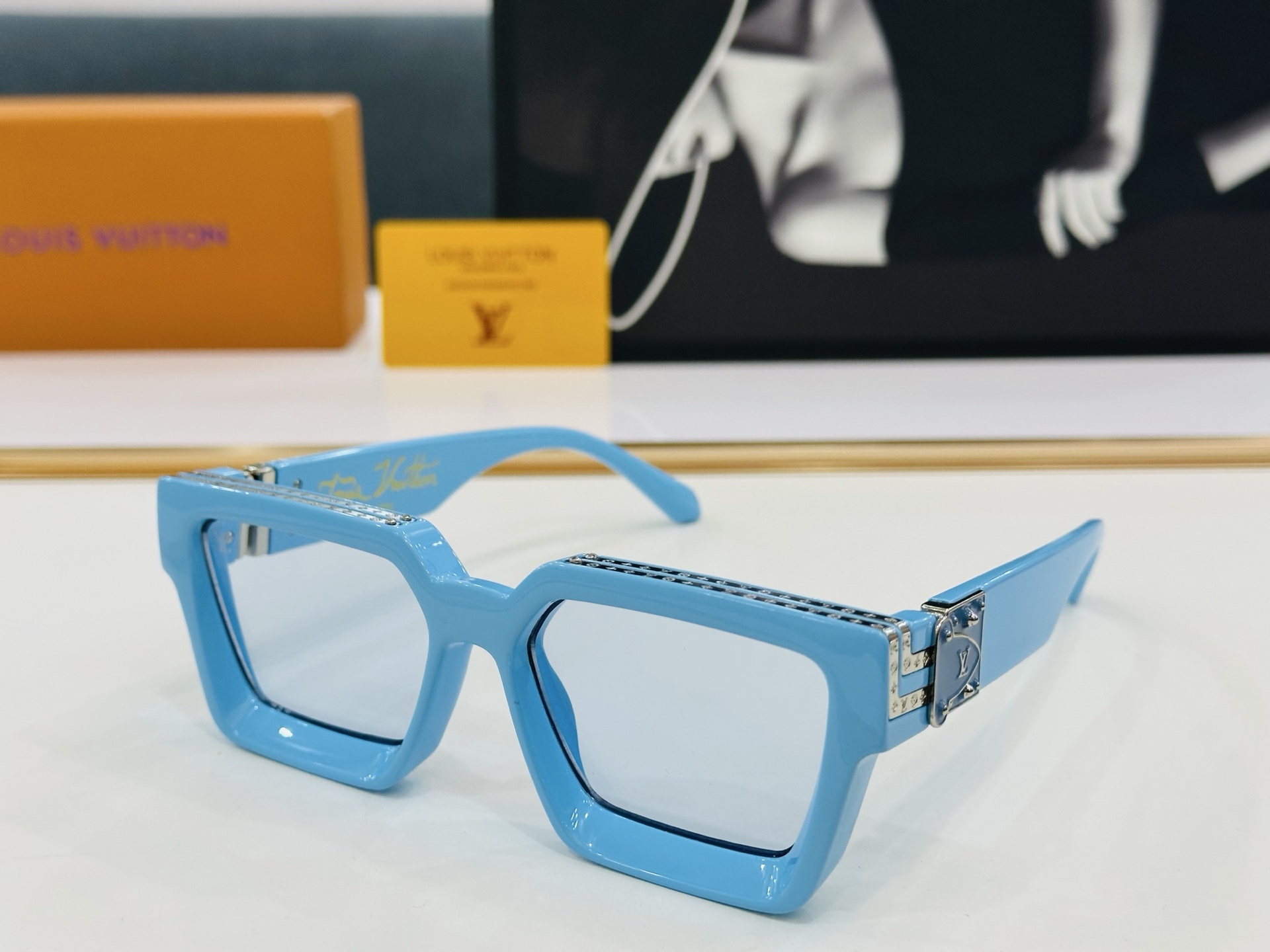 【LOUIS VUITTON】LV 路易家M96006 Size：56口17 奢华版 密密麻麻logo金