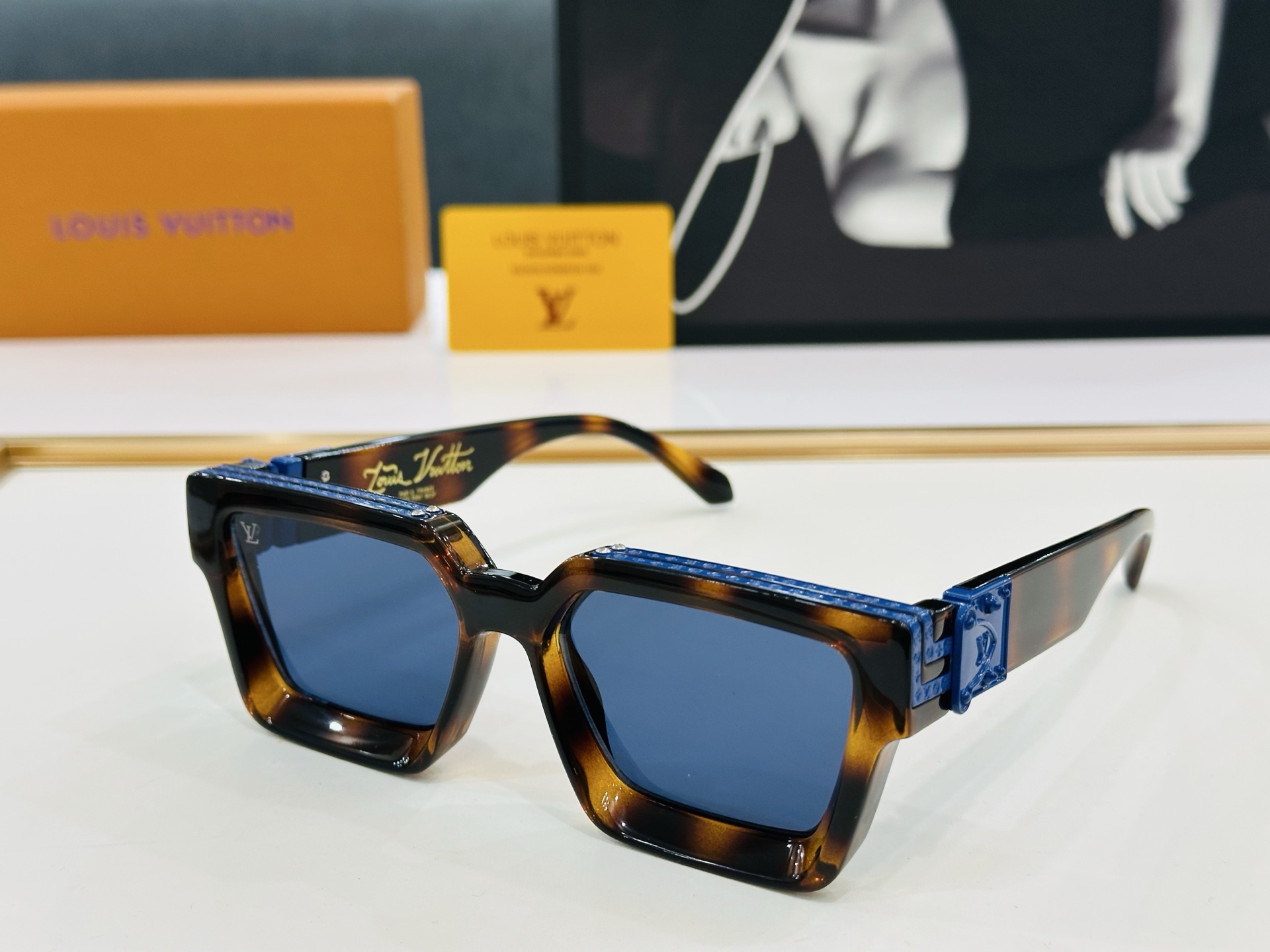 【LOUIS VUITTON】LV 路易家M96006 Size：56口17 奢华版 密密麻麻logo金