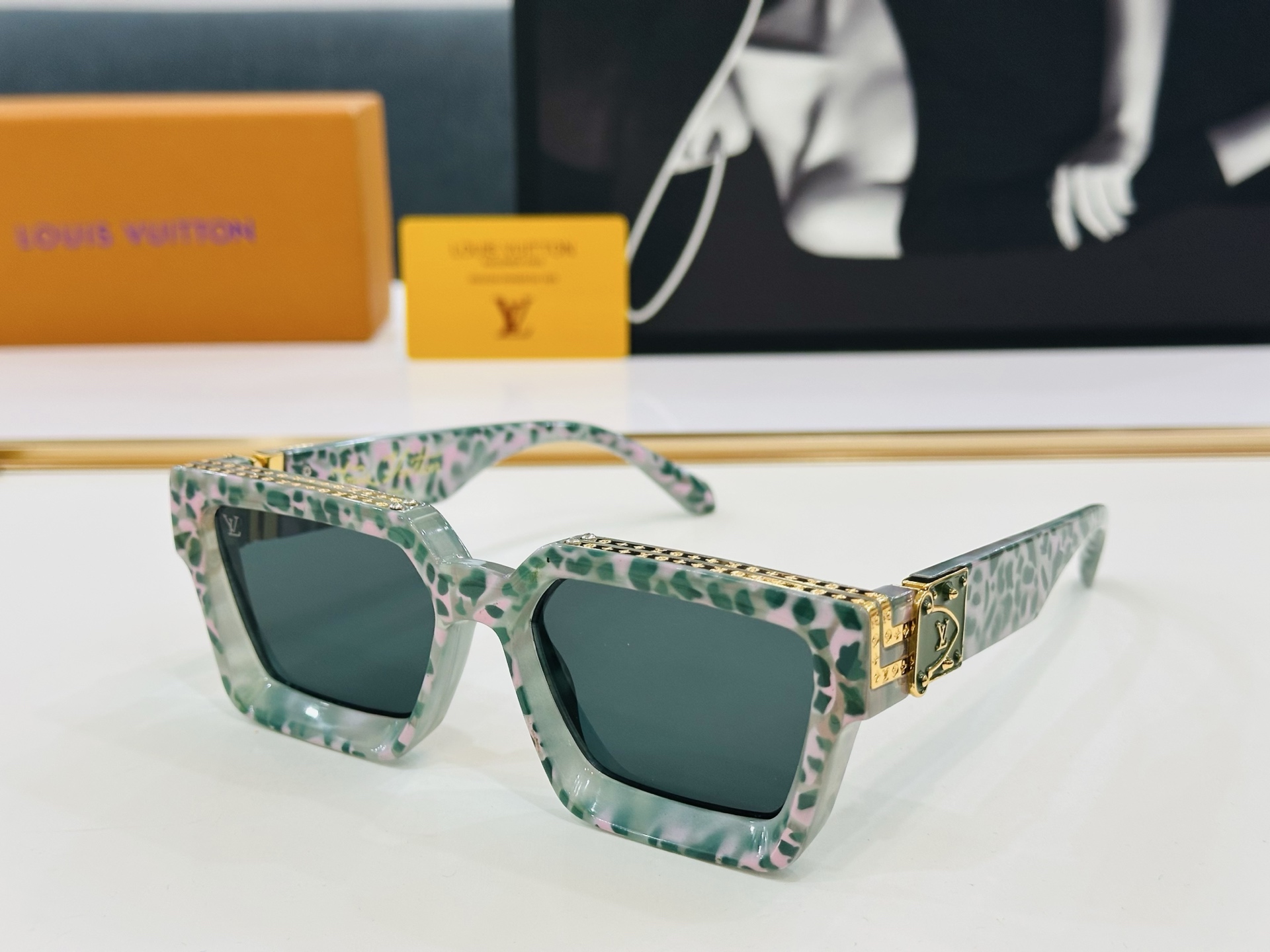 【LOUIS VUITTON】LV 路易家M96006 Size：56口17 奢华版 密密麻麻logo金