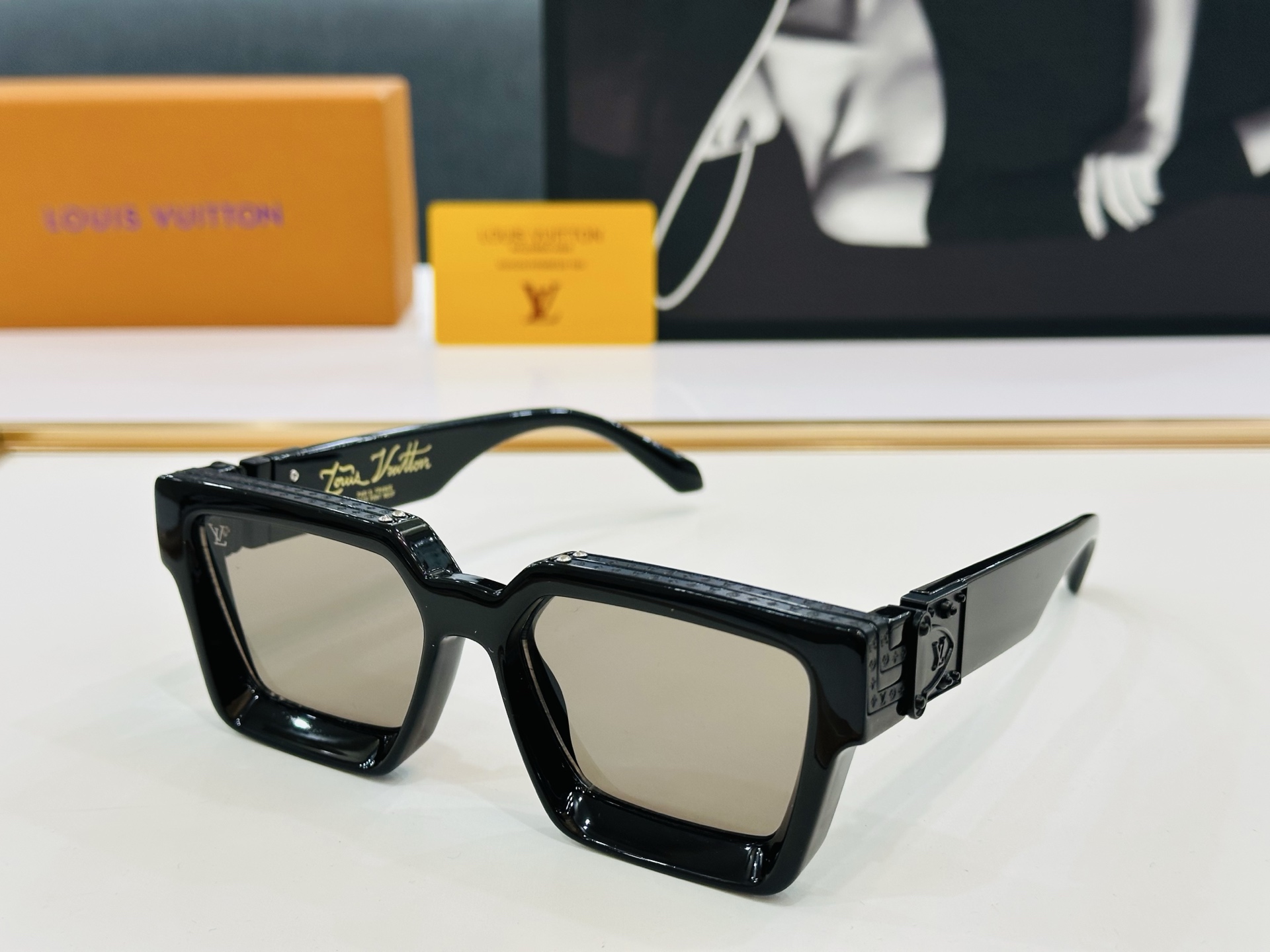 【LOUIS VUITTON】LV 路易家M96006 Size：56口17 奢华版 密密麻麻logo金