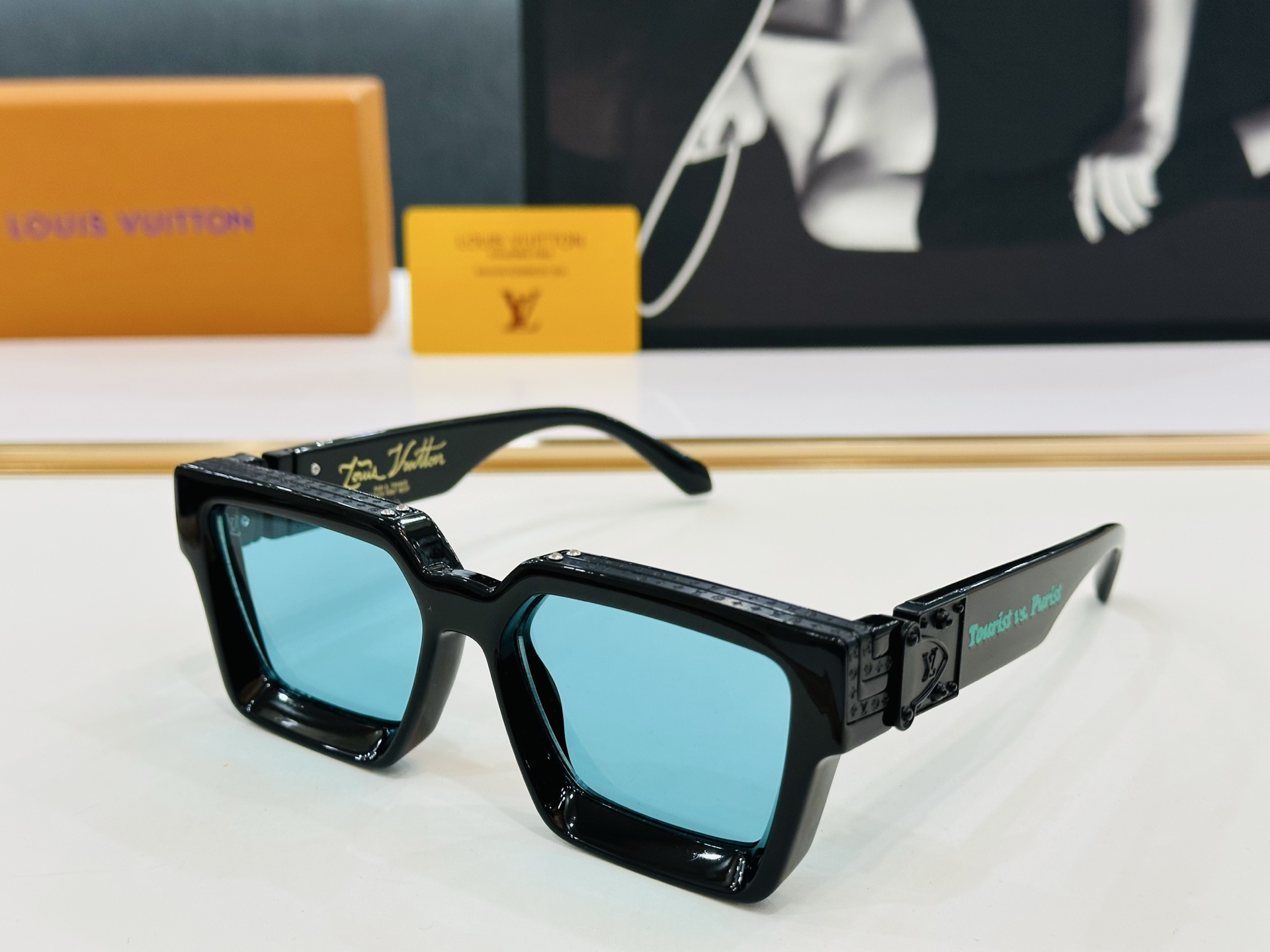 【LOUIS VUITTON】LV 路易家M96006 Size：56口17 奢华版 密密麻麻logo金