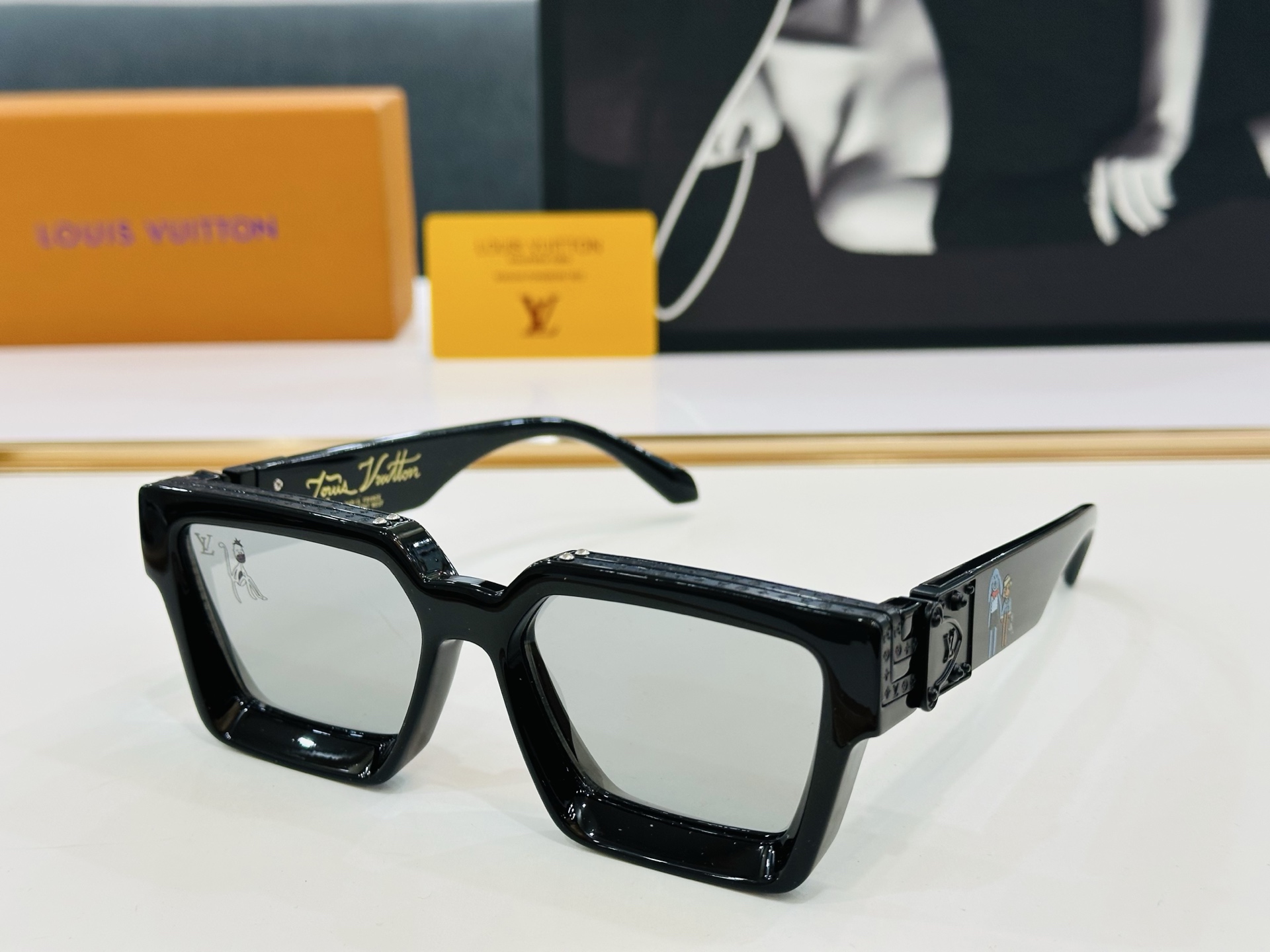【LOUIS VUITTON】LV 路易家M96006 Size：56口17 奢华版 密密麻麻logo金