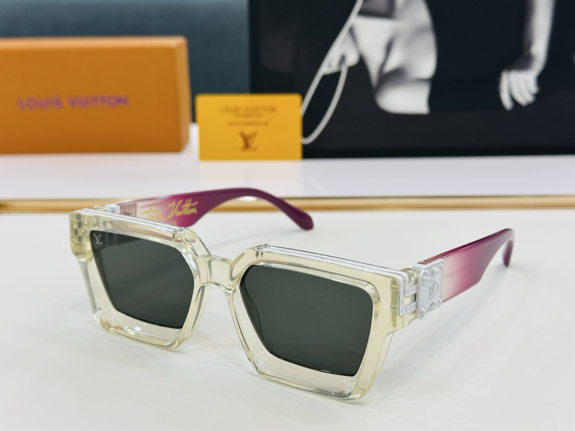 【LOUIS VUITTON】LV 路易家M96006 Size：56口17 奢华版 密密麻麻logo金