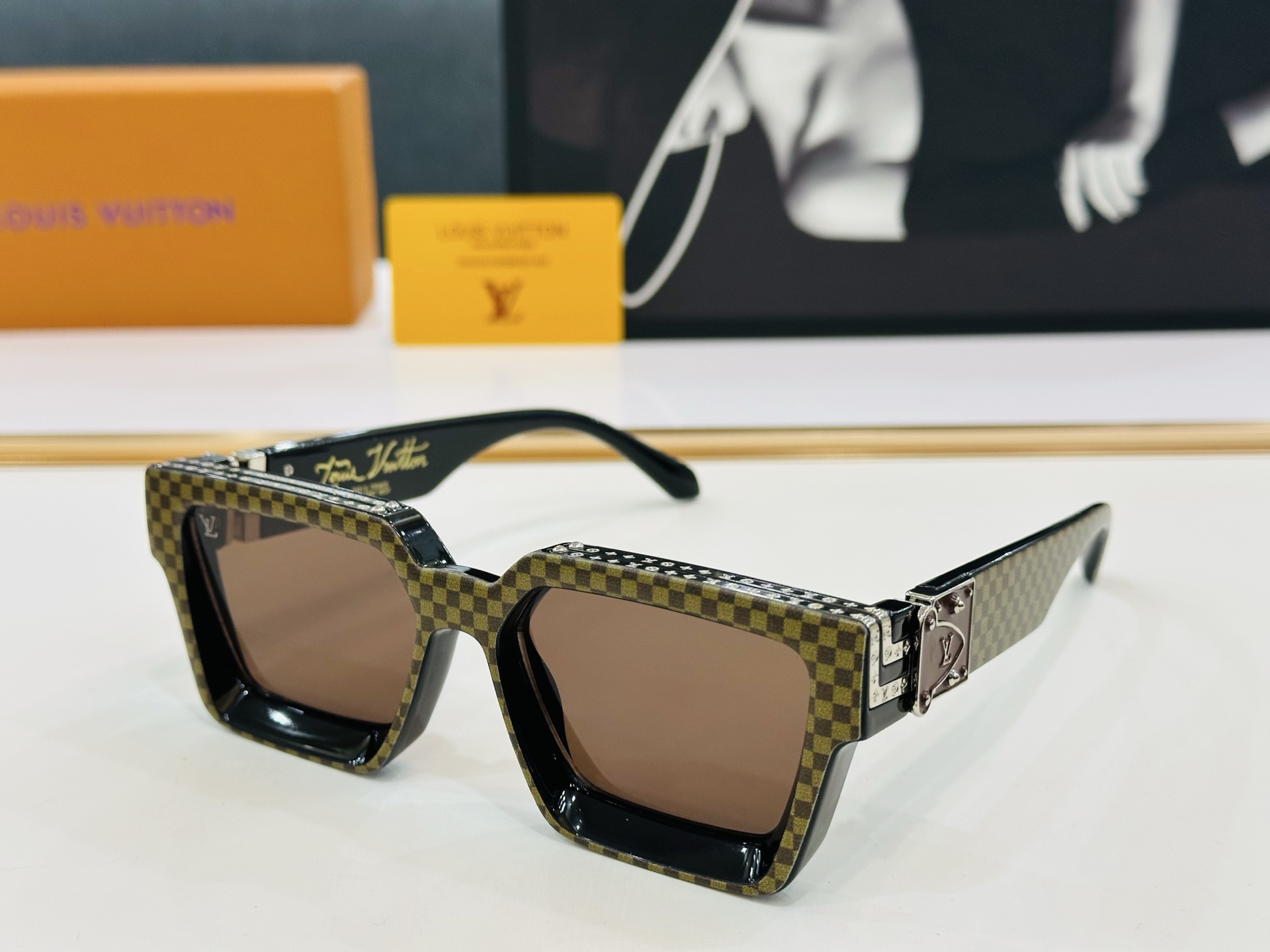 【LOUIS VUITTON】LV 路易家M96006 Size：56口17 奢华版 密密麻麻logo金