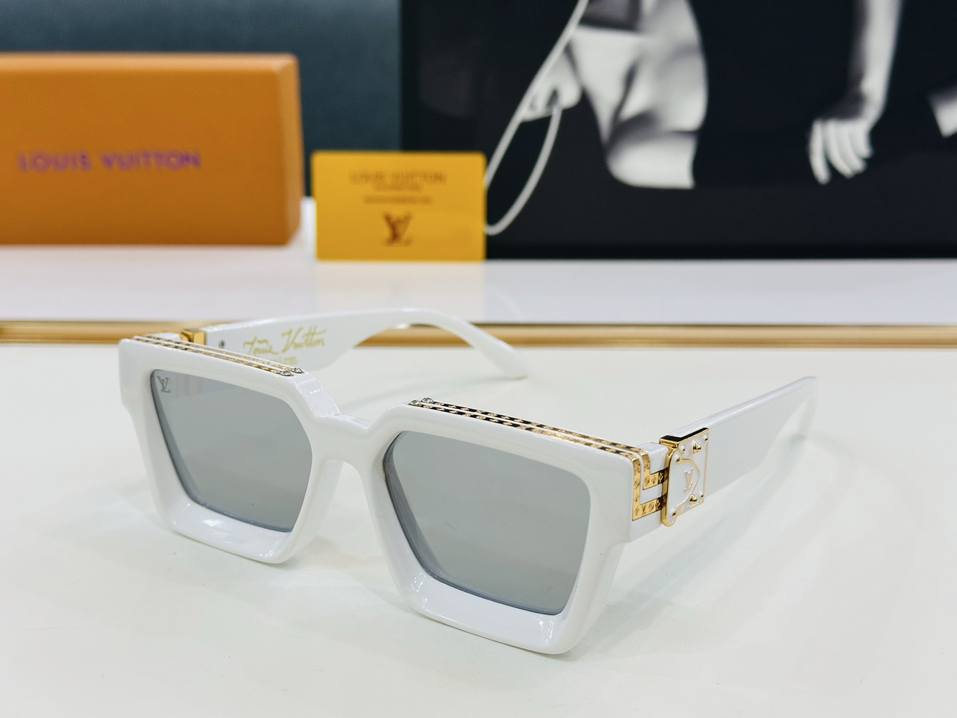 【LOUIS VUITTON】LV 路易家M96006 Size：56口17 奢华版 密密麻麻logo金