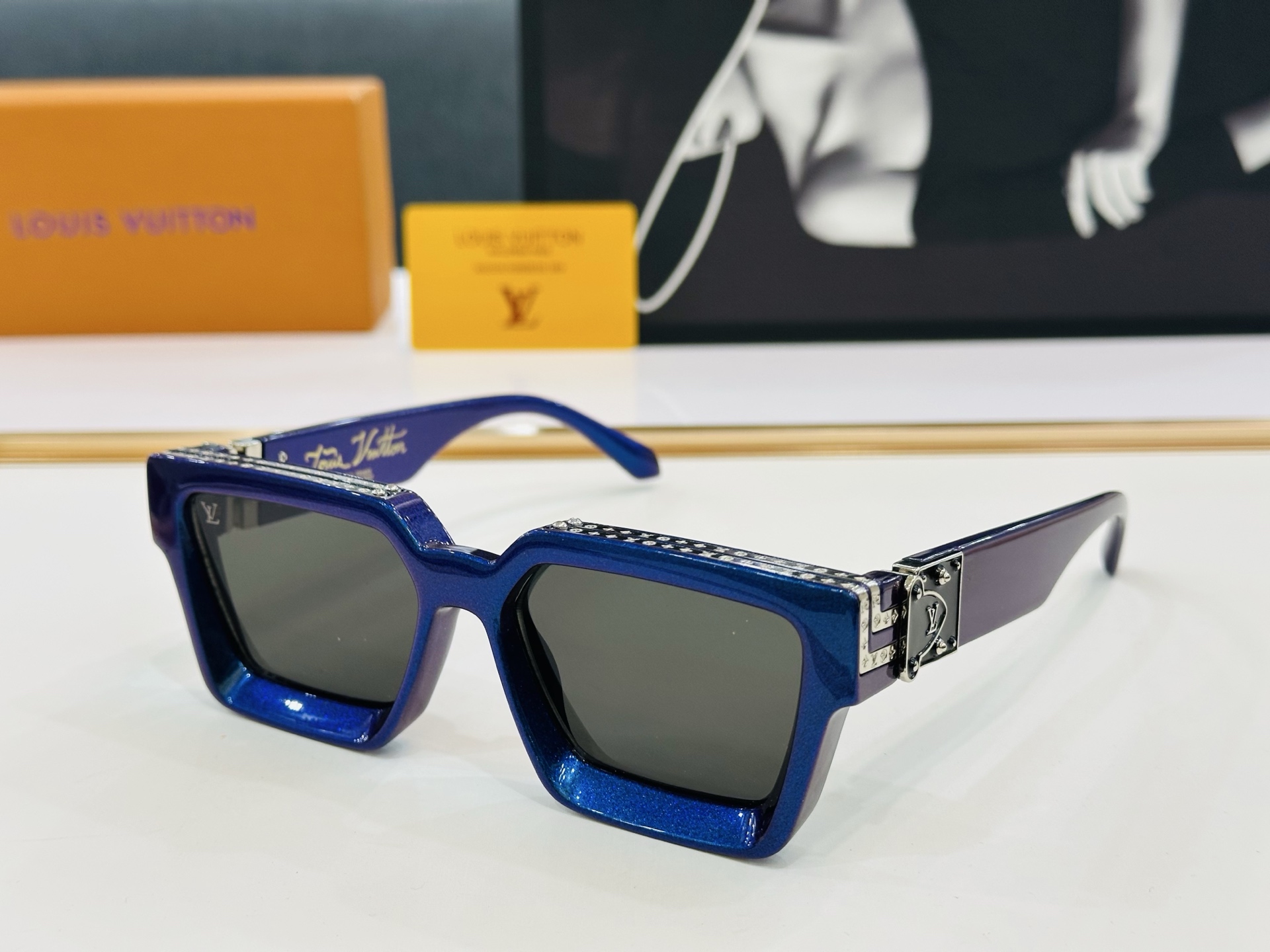 【LOUIS VUITTON】LV 路易家M96006 Size：56口17 奢华版 密密麻麻logo金