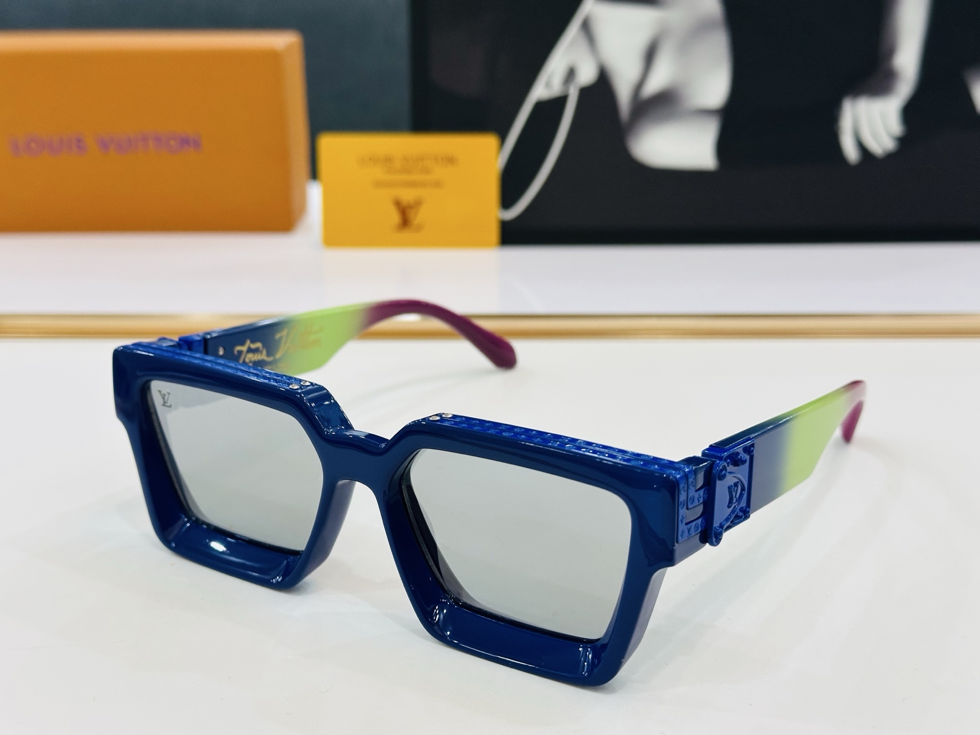 【LOUIS VUITTON】LV 路易家M96006 Size：56口17 奢华版 密密麻麻logo金