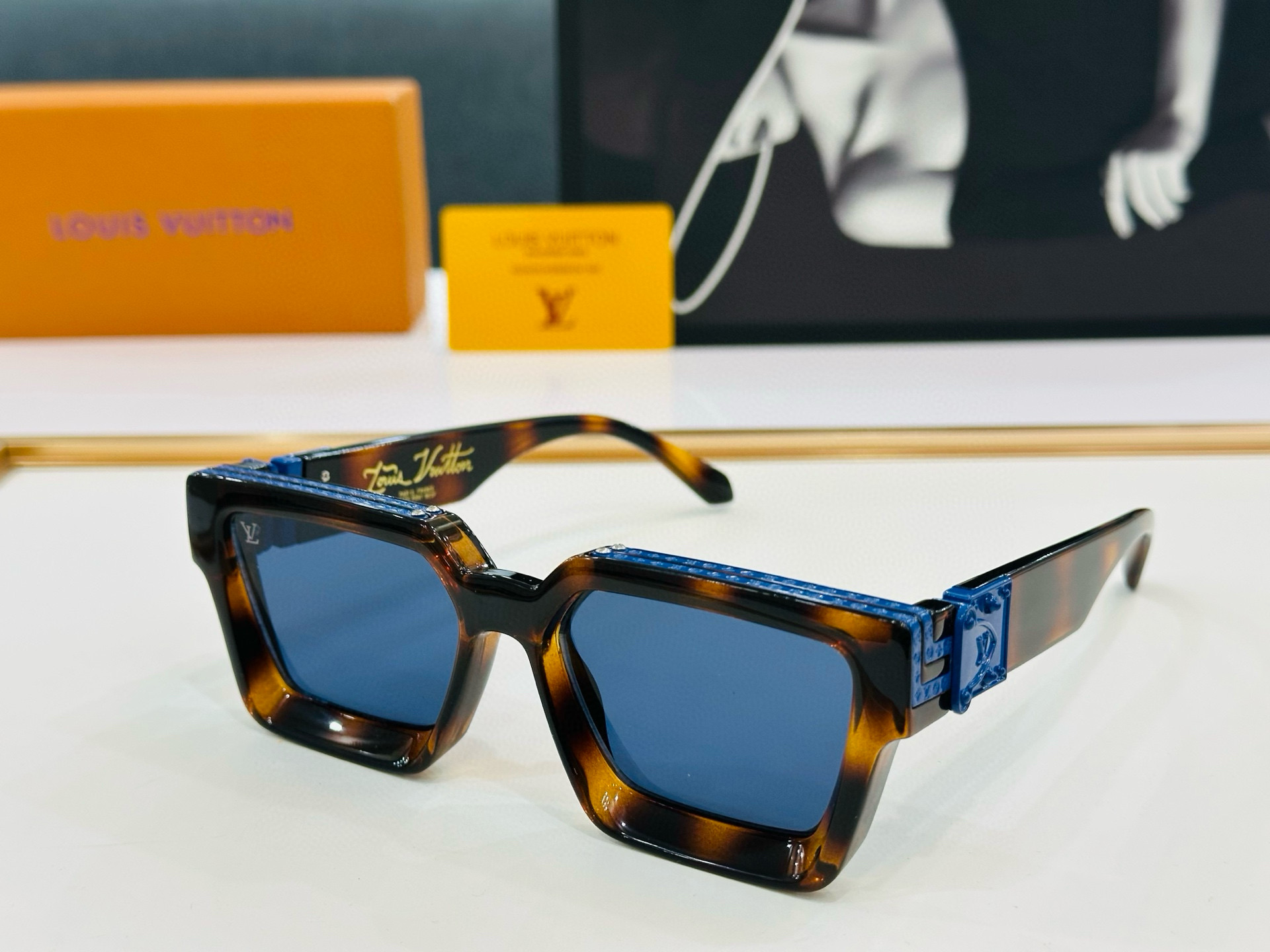 【LOUIS VUITTON】LV 路易家M96006 Size：56口17 奢华版 密密麻麻logo金