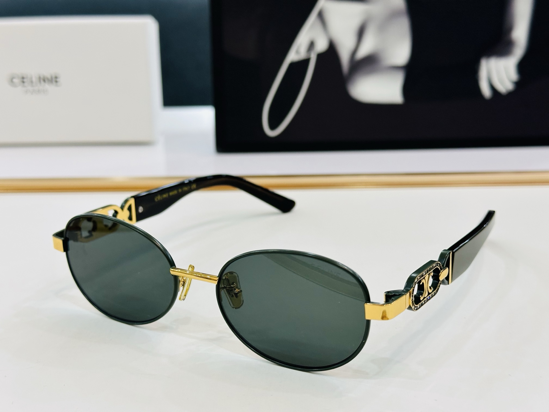 CELINE】赛琳 CL40253 Size：53口18-145 一直热销的款式，欧美风 光泽度好  质