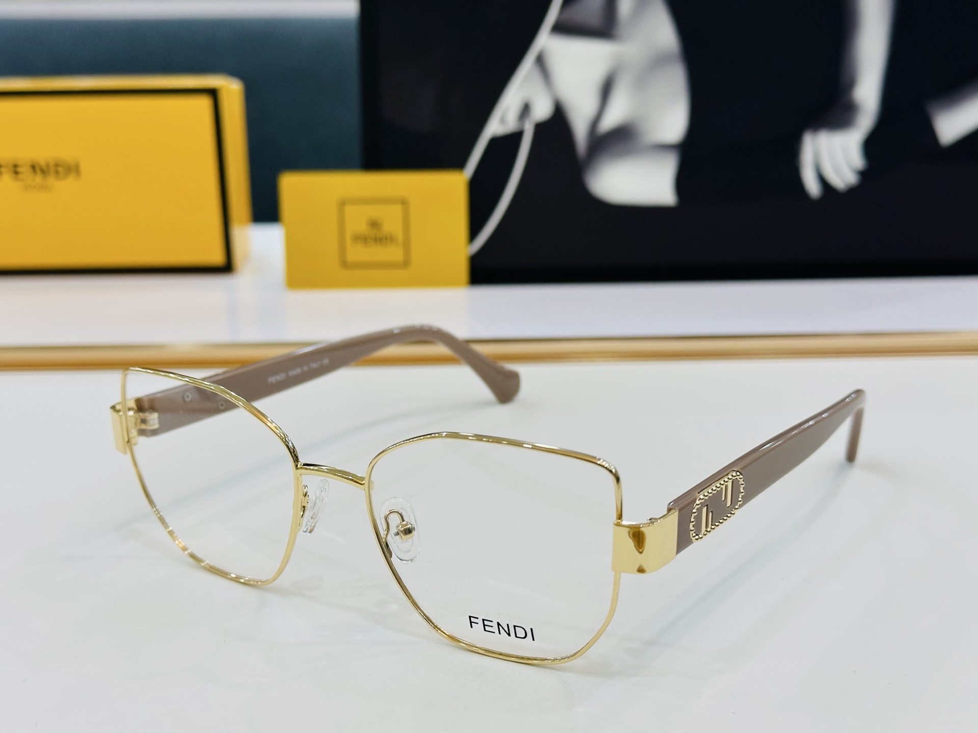 🔥新款FEND*   FE40051 Size：54口18-145
 🎁芬家 😀👏时尚经典  L配光架 
