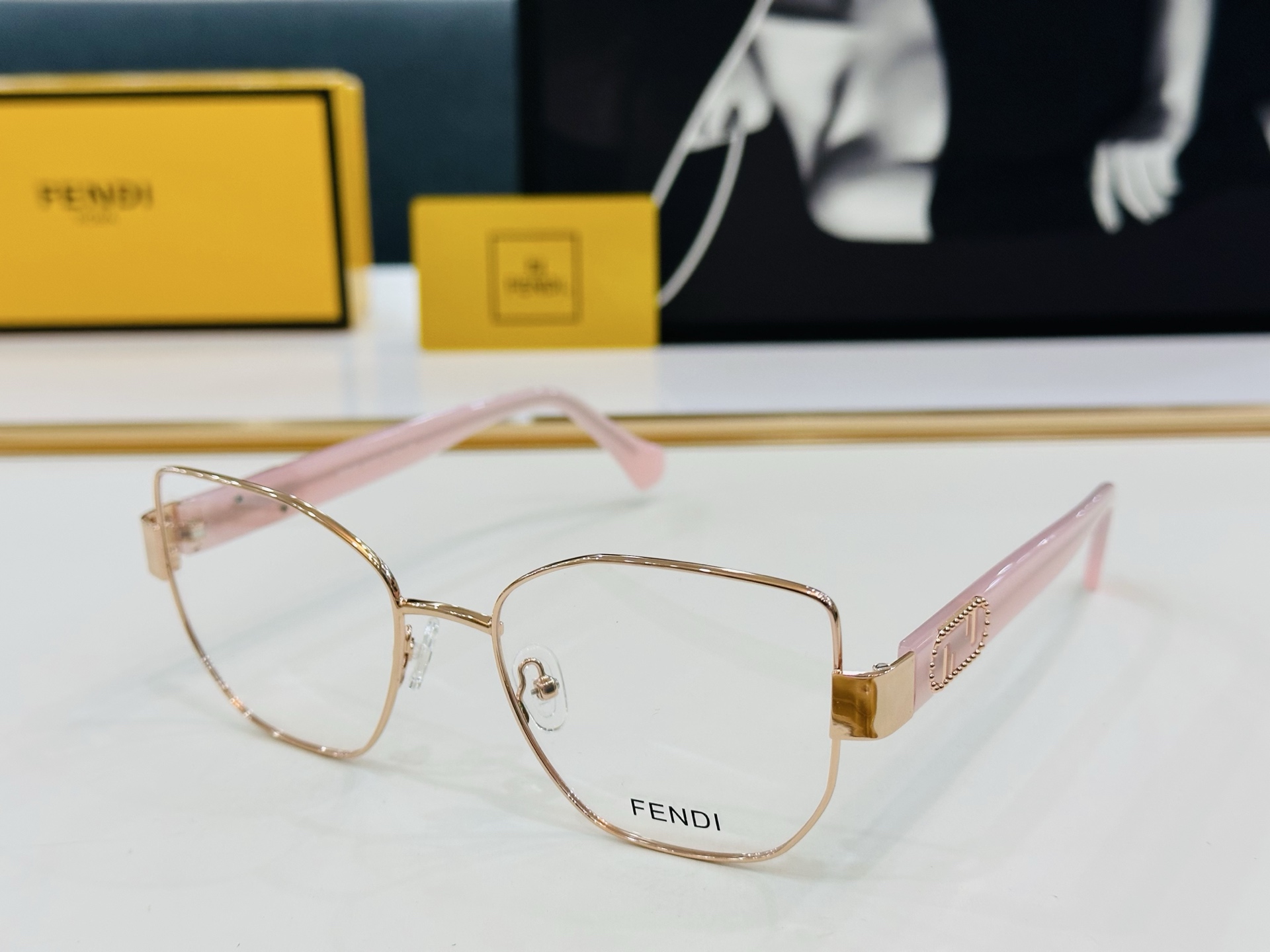🔥新款FEND*   FE40051 Size：54口18-145
 🎁芬家 😀👏时尚经典  L配光架 