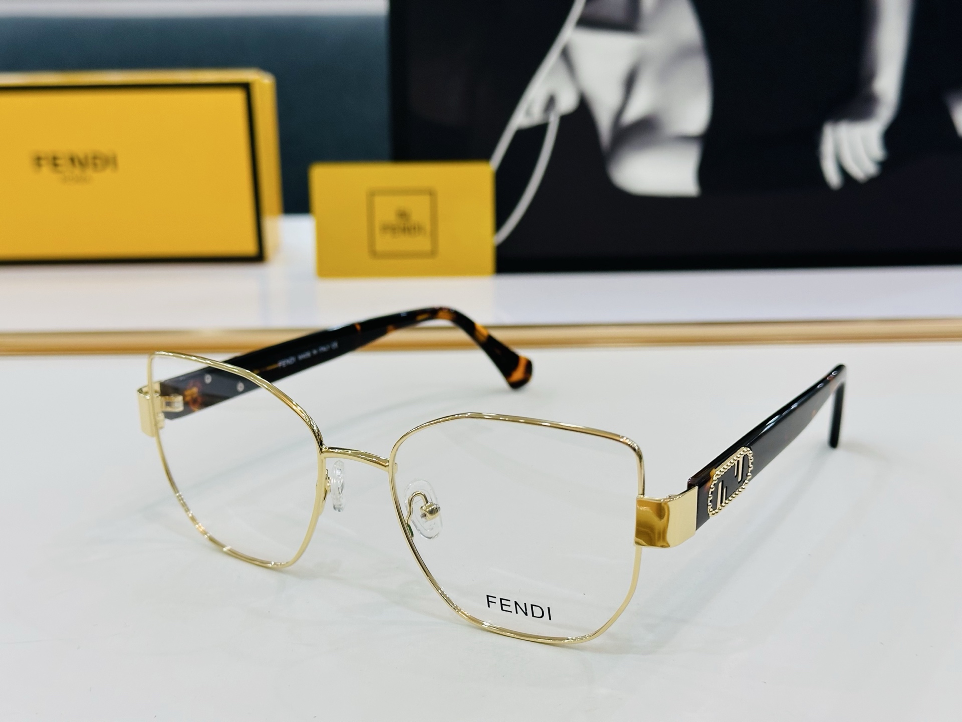 🔥新款FEND*   FE40051 Size：54口18-145
 🎁芬家 😀👏时尚经典  L配光架 
