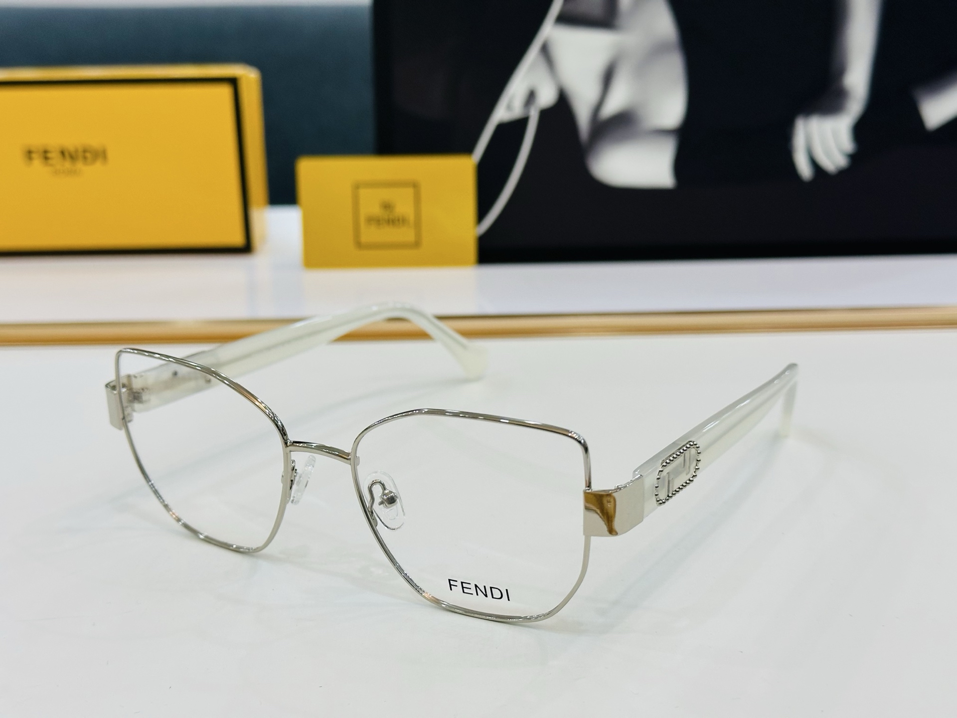 🔥新款FEND*   FE40051 Size：54口18-145
 🎁芬家 😀👏时尚经典  L配光架 