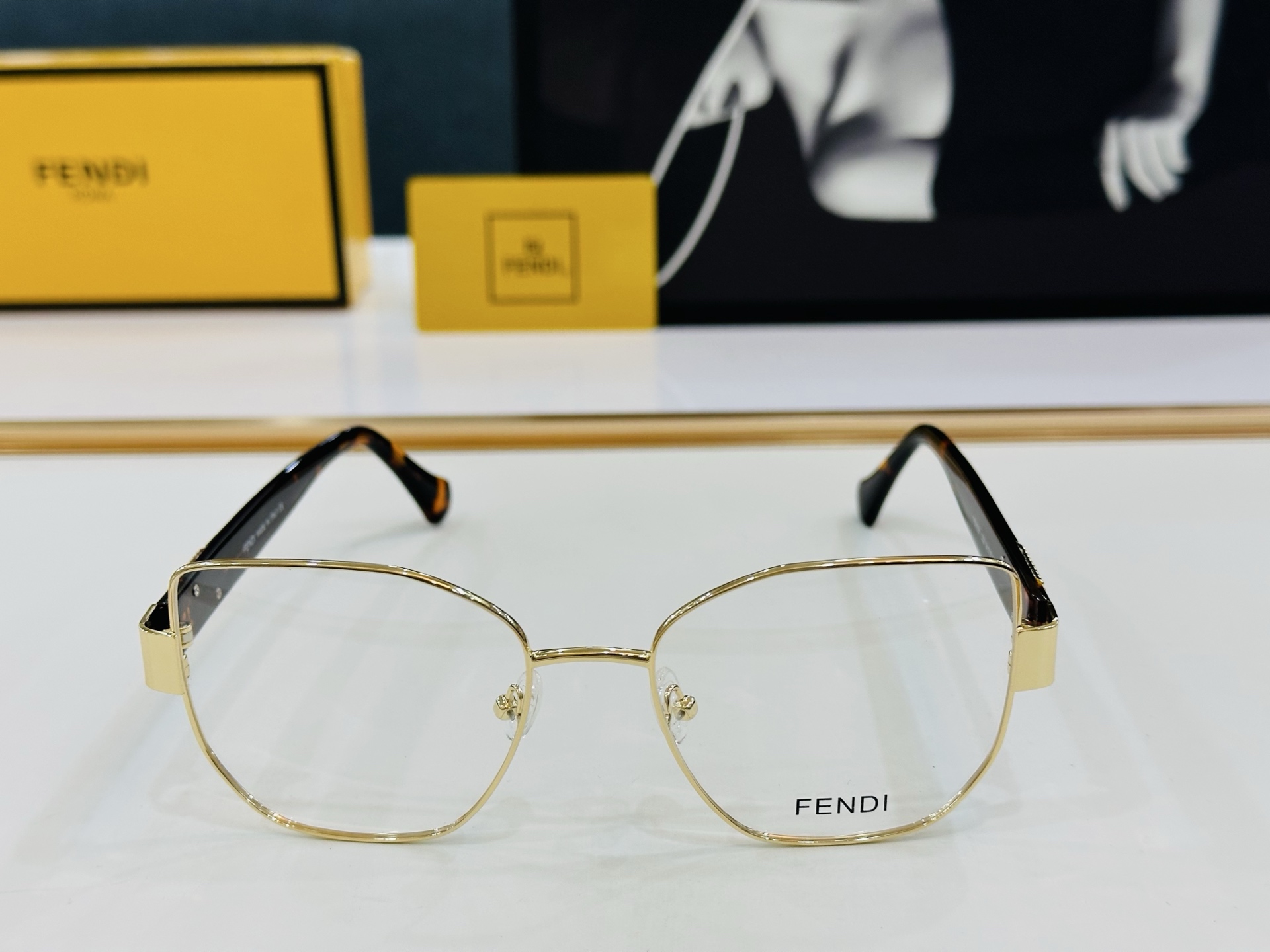 🔥新款FEND*   FE40051 Size：54口18-145
 🎁芬家 😀👏时尚经典  L配光架 