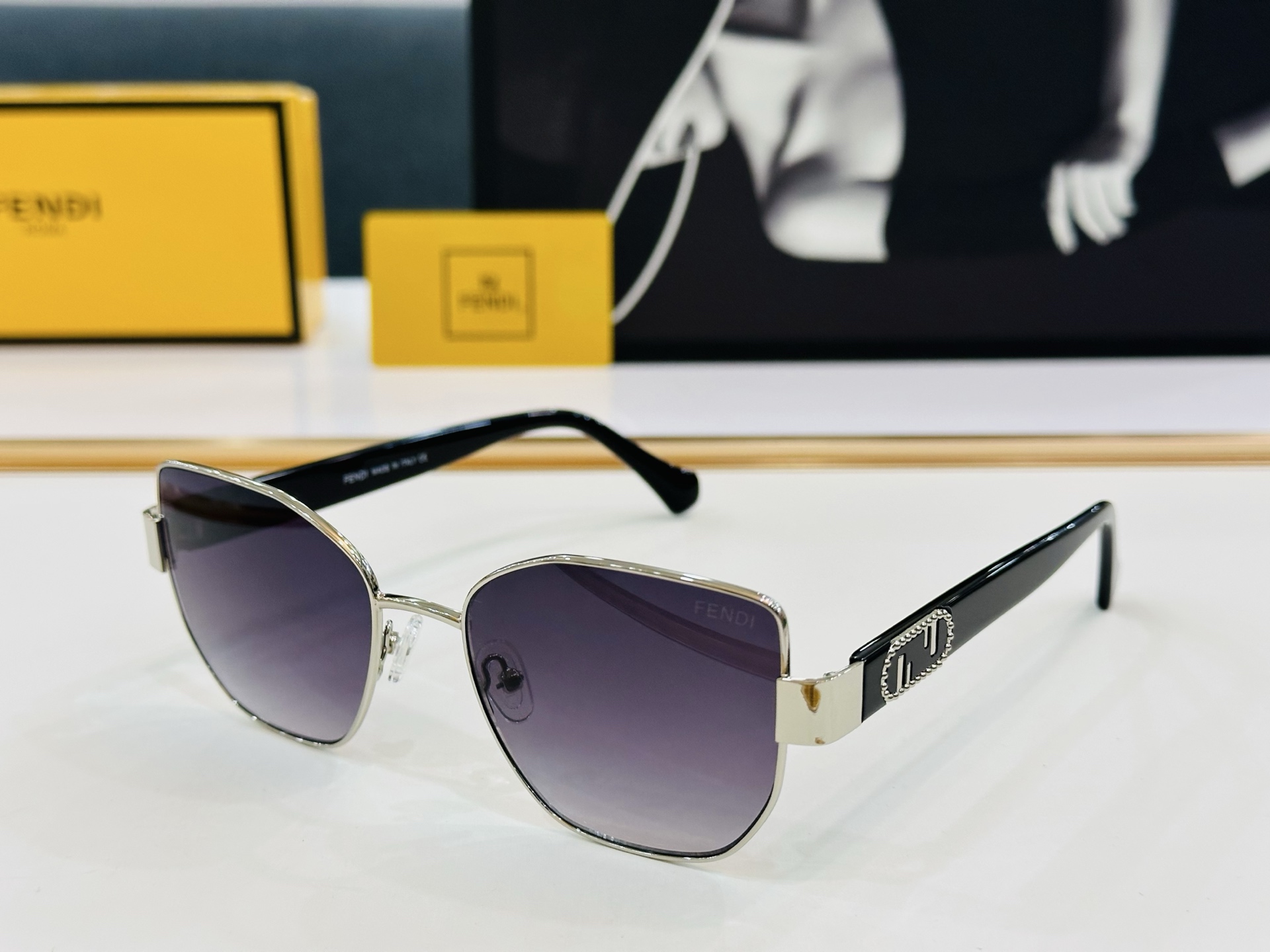 🔥新款FEND*   FE40051 Size：54口18-145
 🎁芬家 L👏时尚经典 
