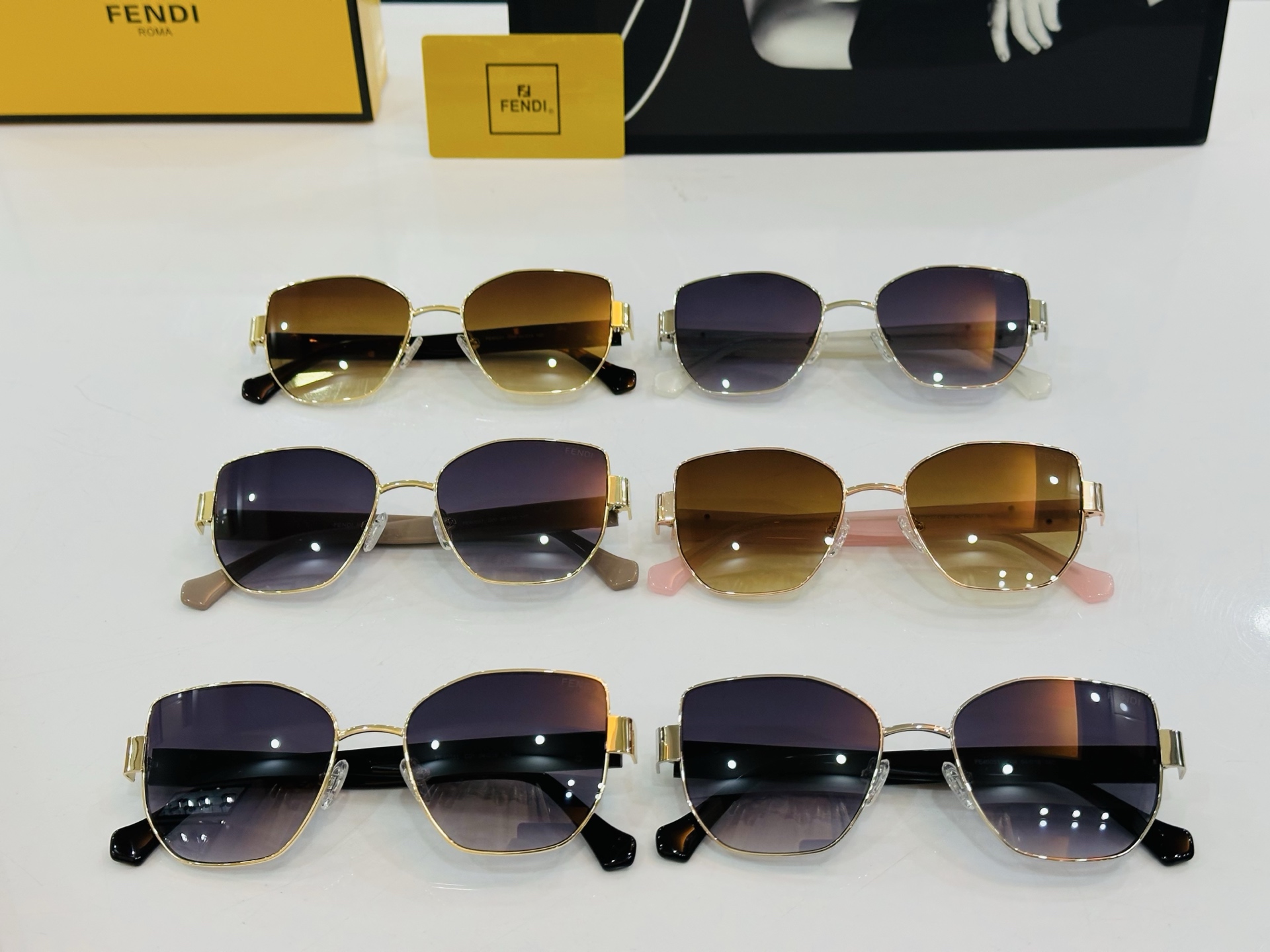 🔥新款FEND*   FE40051 Size：54口18-145
 🎁芬家 L👏时尚经典 
