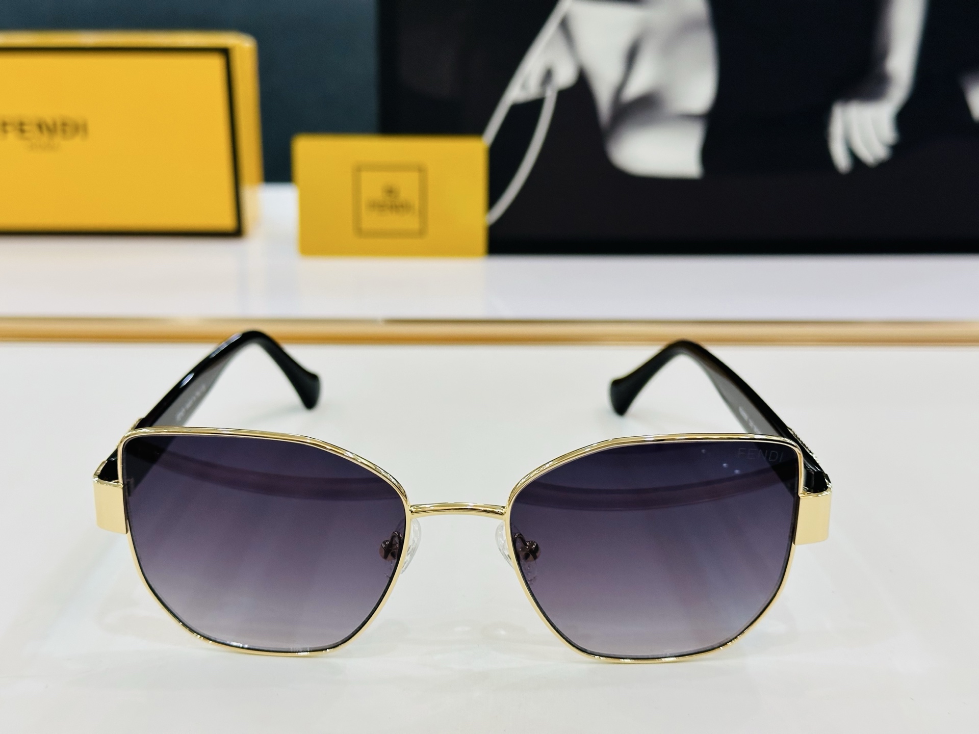 🔥新款FEND*   FE40051 Size：54口18-145
 🎁芬家 L👏时尚经典 
