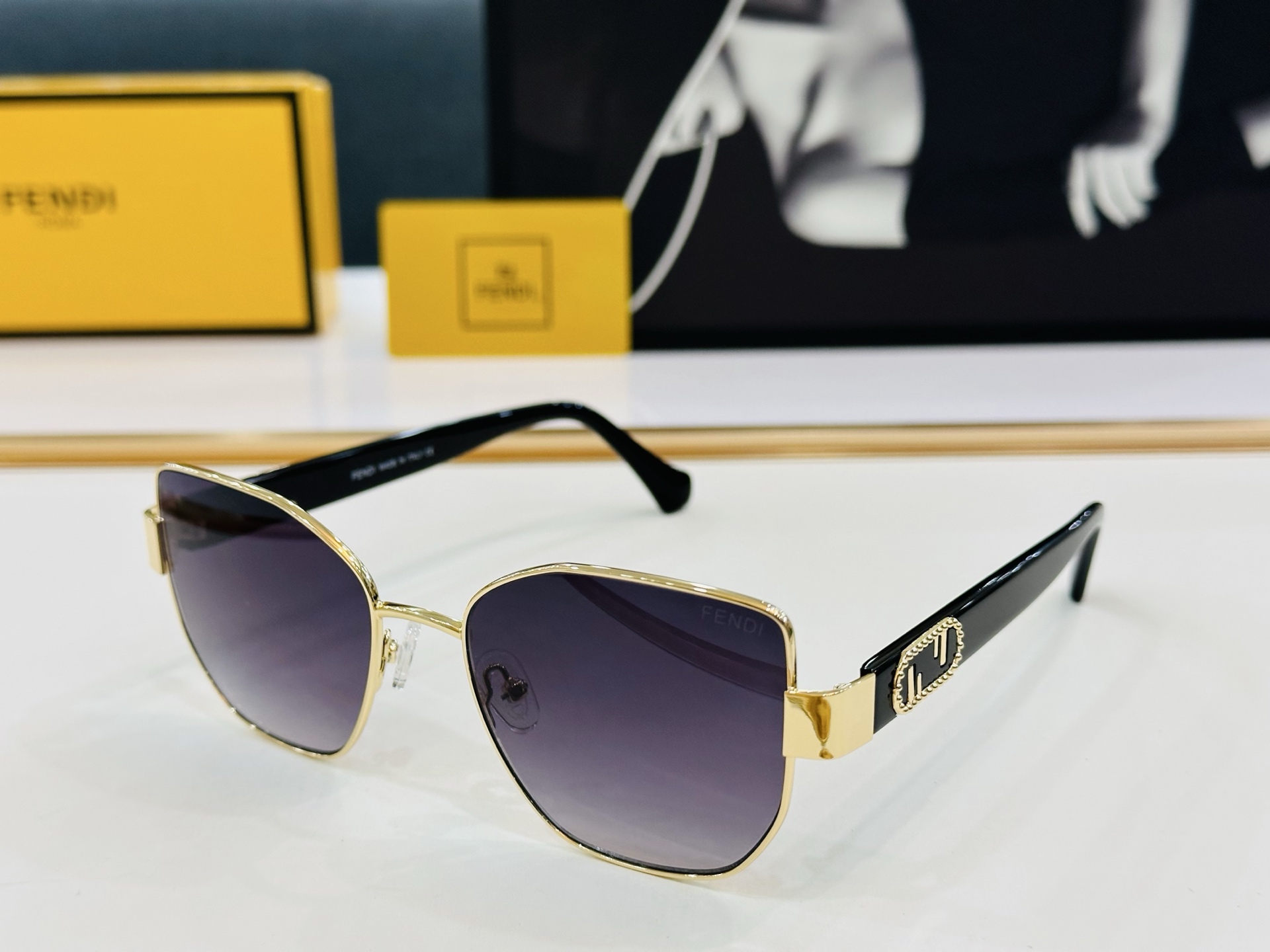 🔥新款FEND*   FE40051 Size：54口18-145
 🎁芬家 L👏时尚经典 
