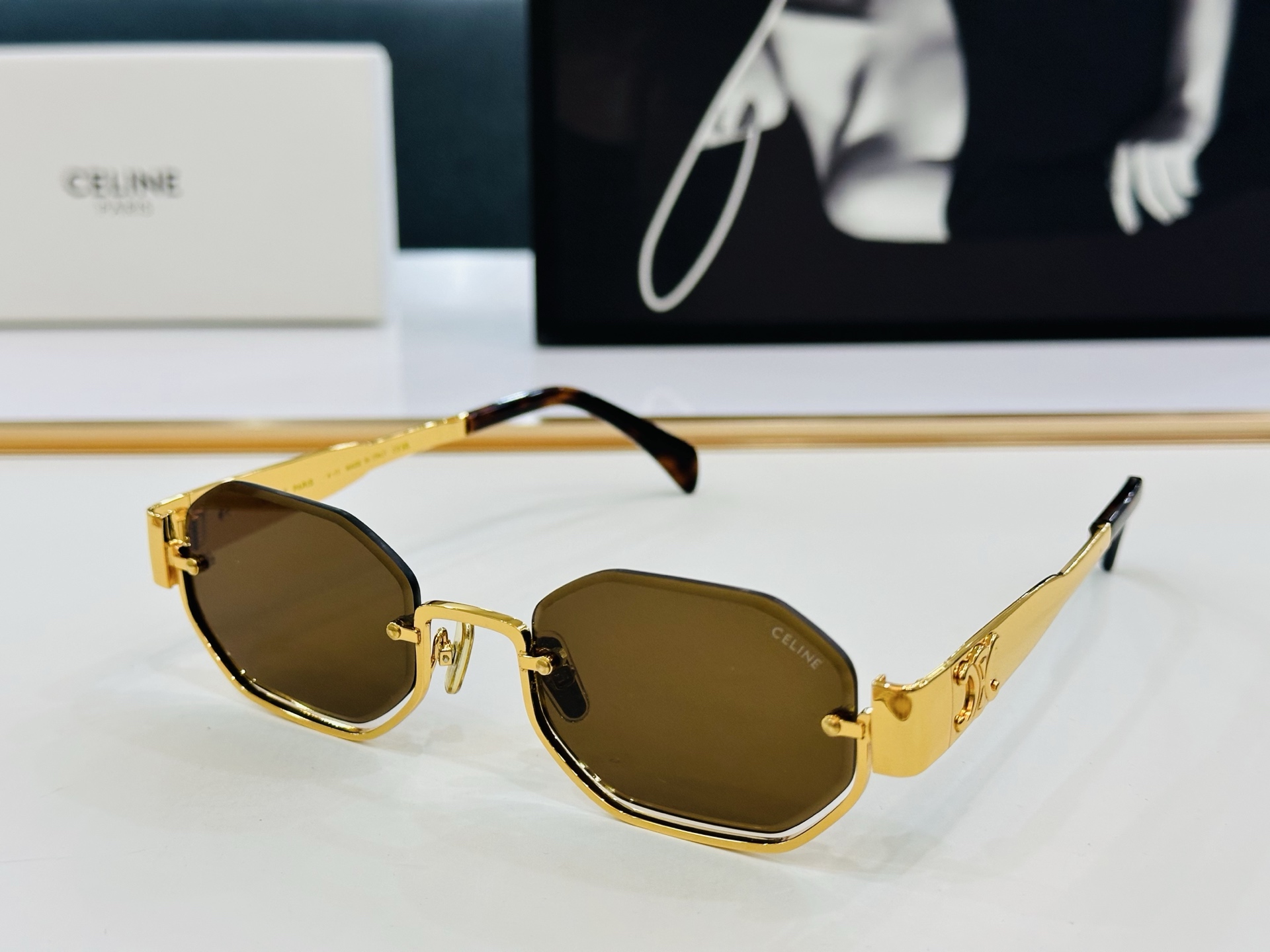 【CELINE】赛琳 CL42118 Size：52口23-145    一直热销的款式 欧美风 b光泽