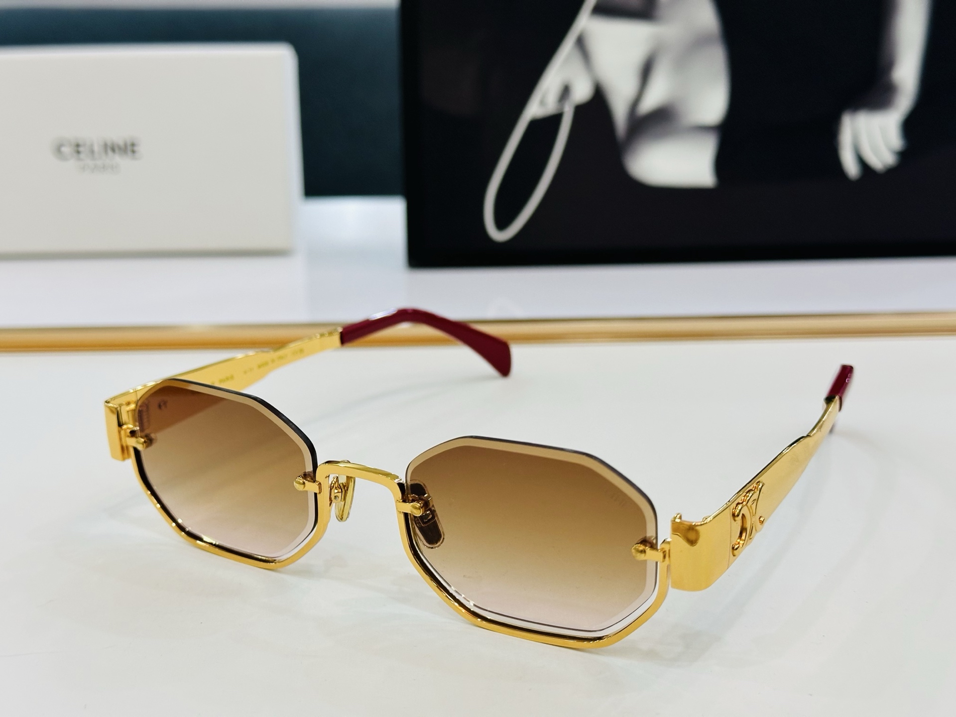 【CELINE】赛琳 CL42118 Size：52口23-145    一直热销的款式 欧美风 b光泽
