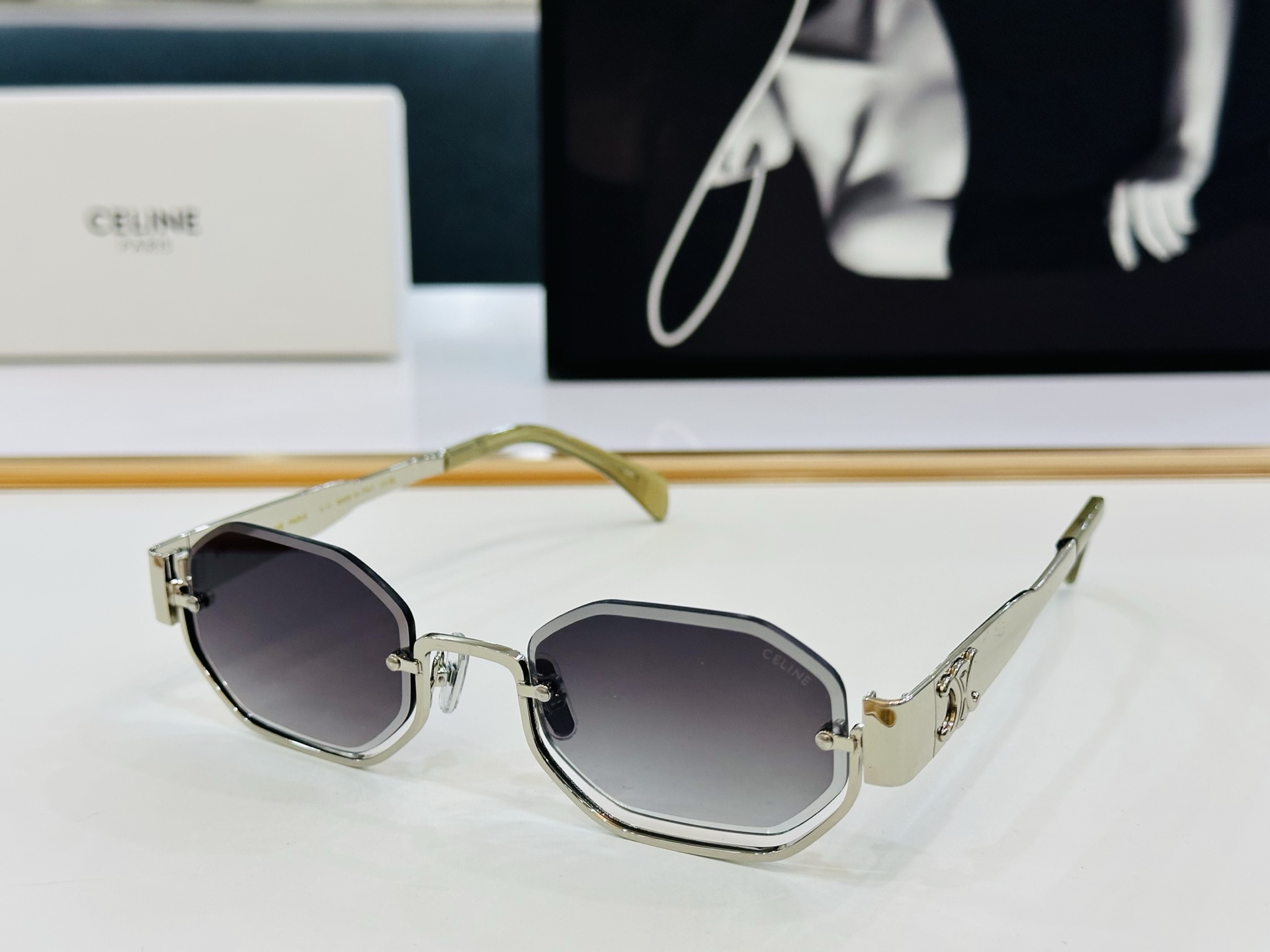 【CELINE】赛琳 CL42118 Size：52口23-145    一直热销的款式 欧美风 b光泽