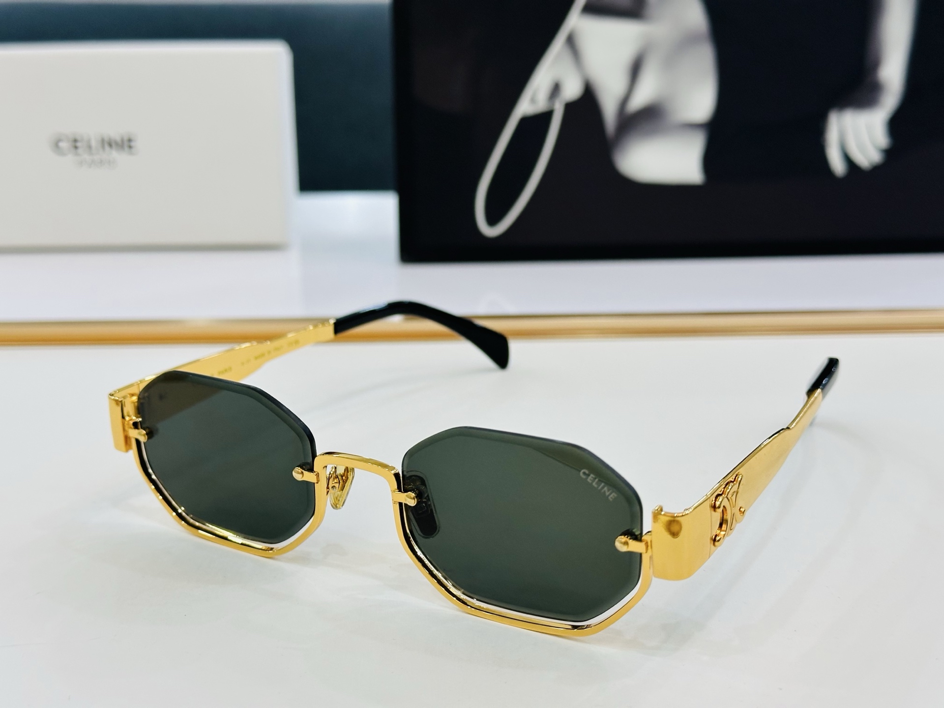 【CELINE】赛琳 CL42118 Size：52口23-145    一直热销的款式 欧美风 b光泽