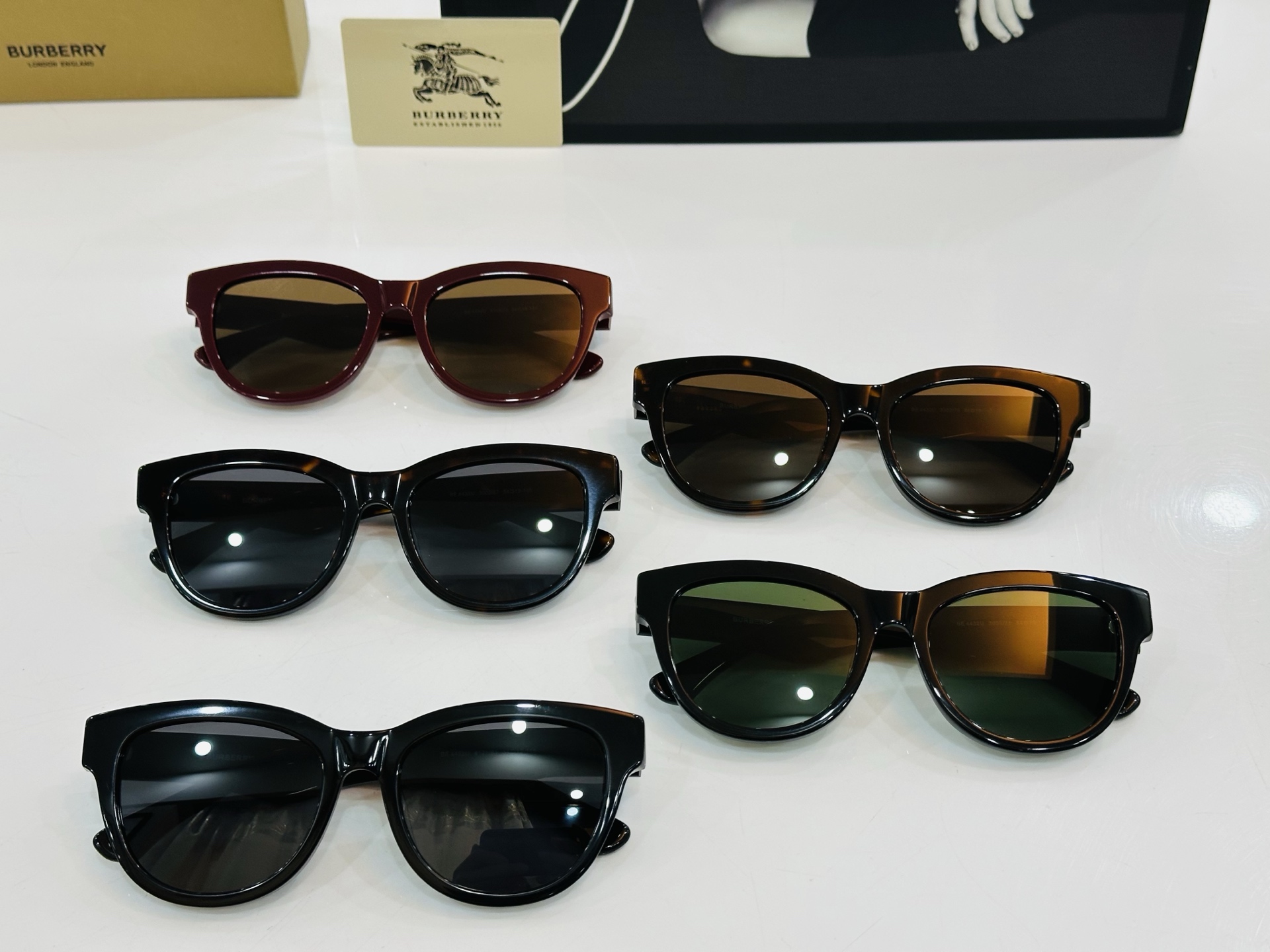 高品质✨BURBERR*✨ 巴家 BE4432U  
Size：54口19-145 女款太阳眼镜得意🌲🌲
