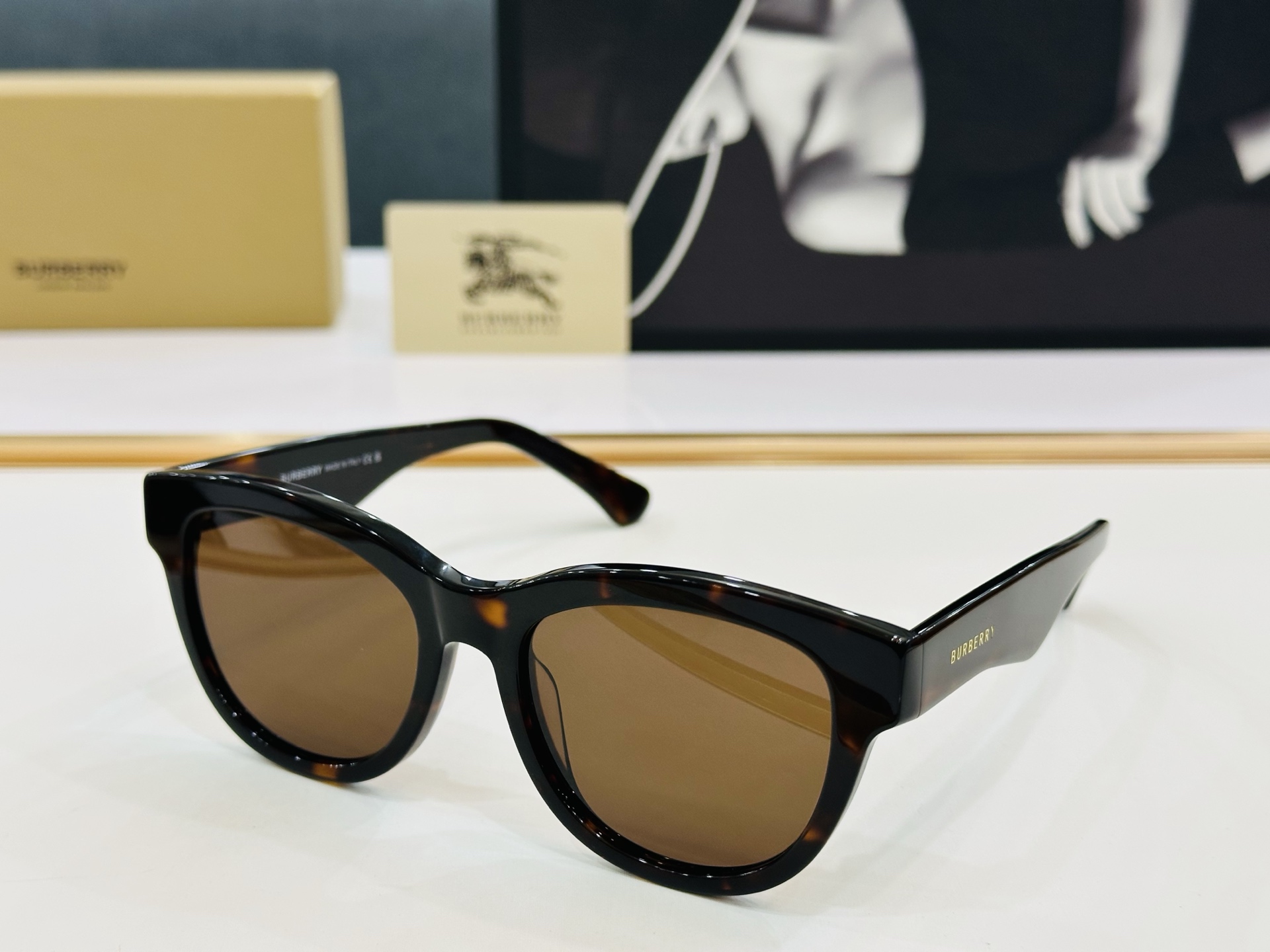 高品质✨BURBERR*✨ 巴家 BE4432U  
Size：54口19-145 女款太阳眼镜得意🌲🌲