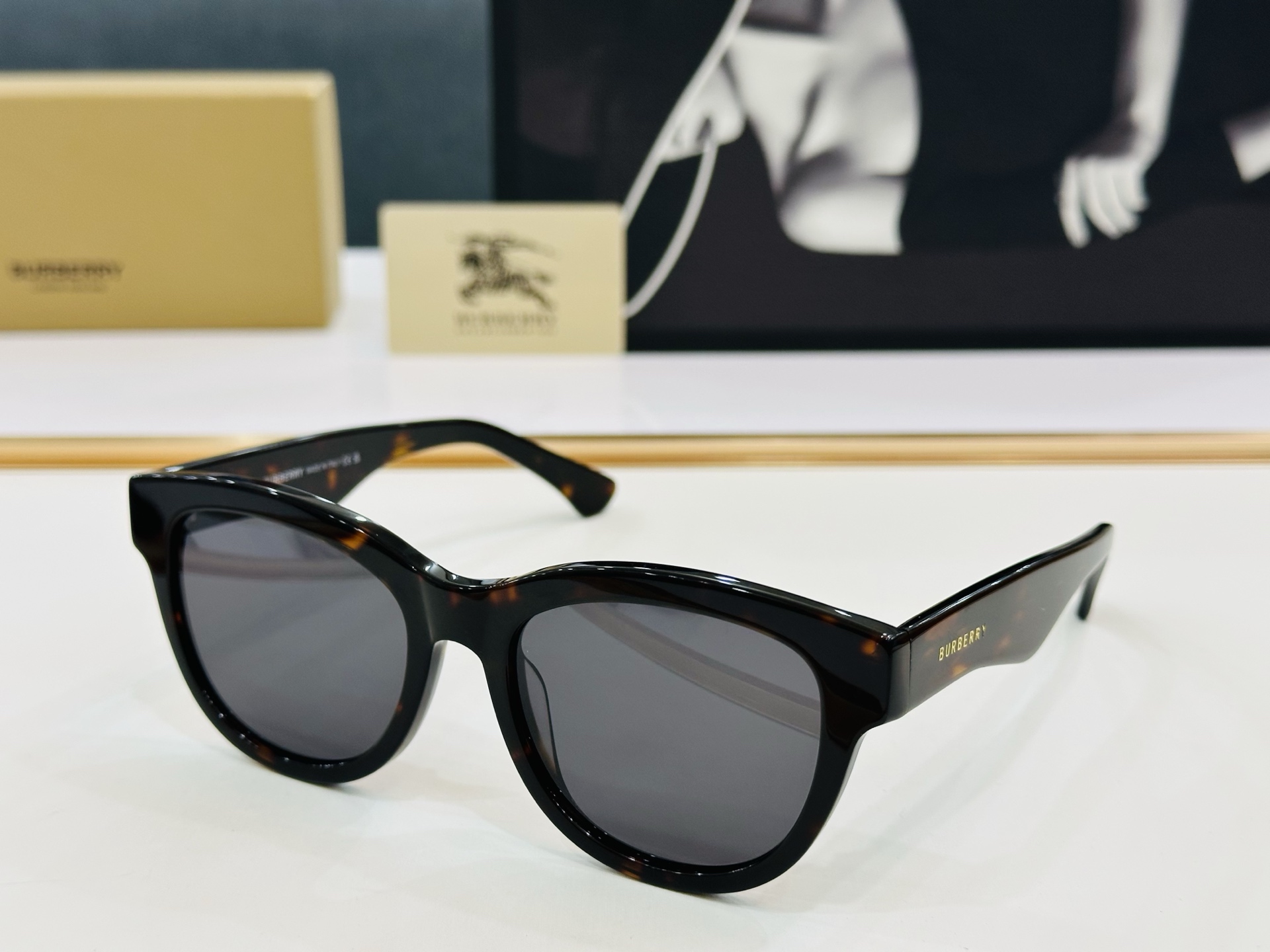 高品质✨BURBERR*✨ 巴家 BE4432U  
Size：54口19-145 女款太阳眼镜得意🌲🌲