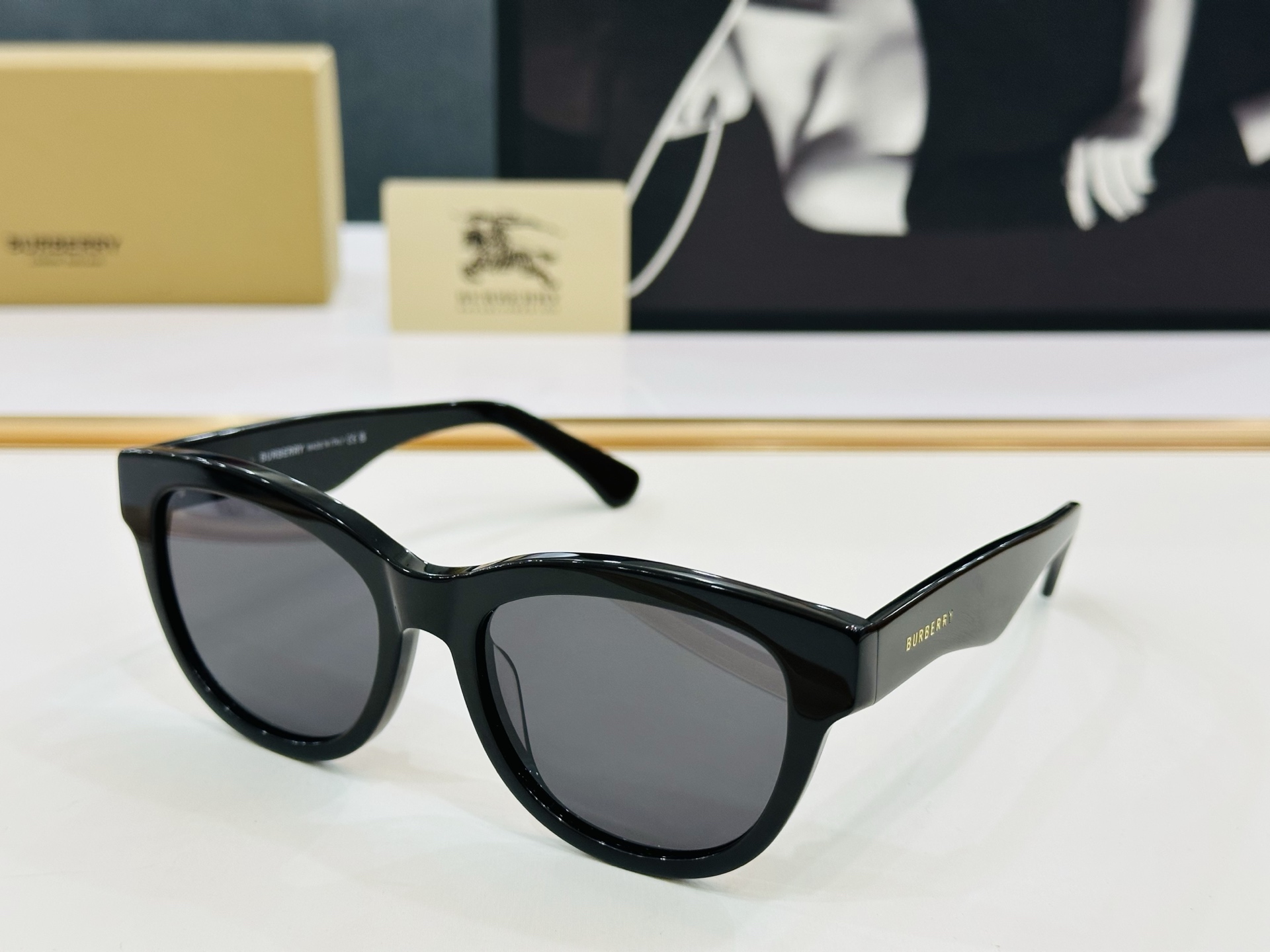 高品质✨BURBERR*✨ 巴家 BE4432U  
Size：54口19-145 女款太阳眼镜得意🌲🌲