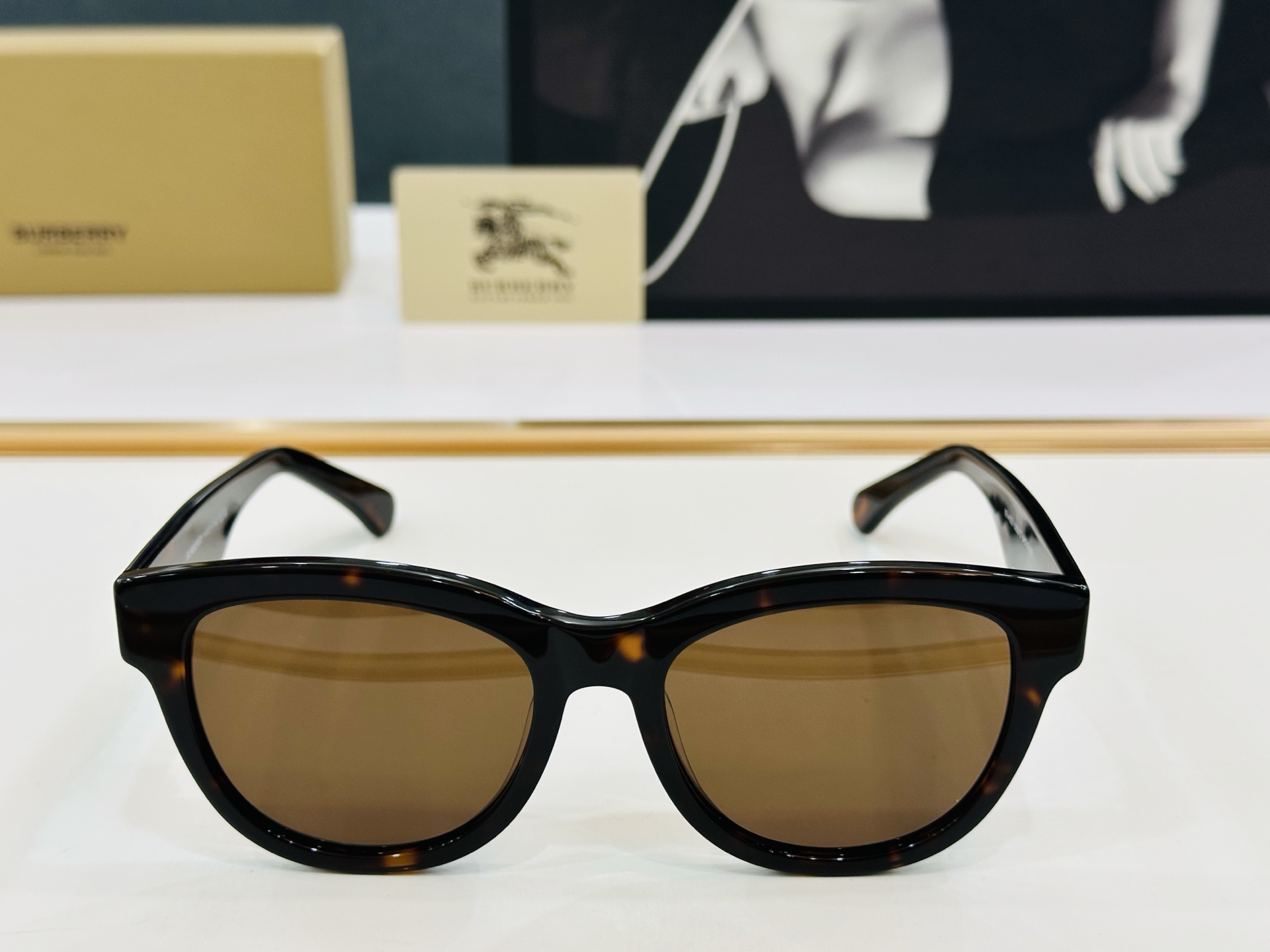 高品质✨BURBERR*✨ 巴家 BE4432U  
Size：54口19-145 女款太阳眼镜得意🌲🌲