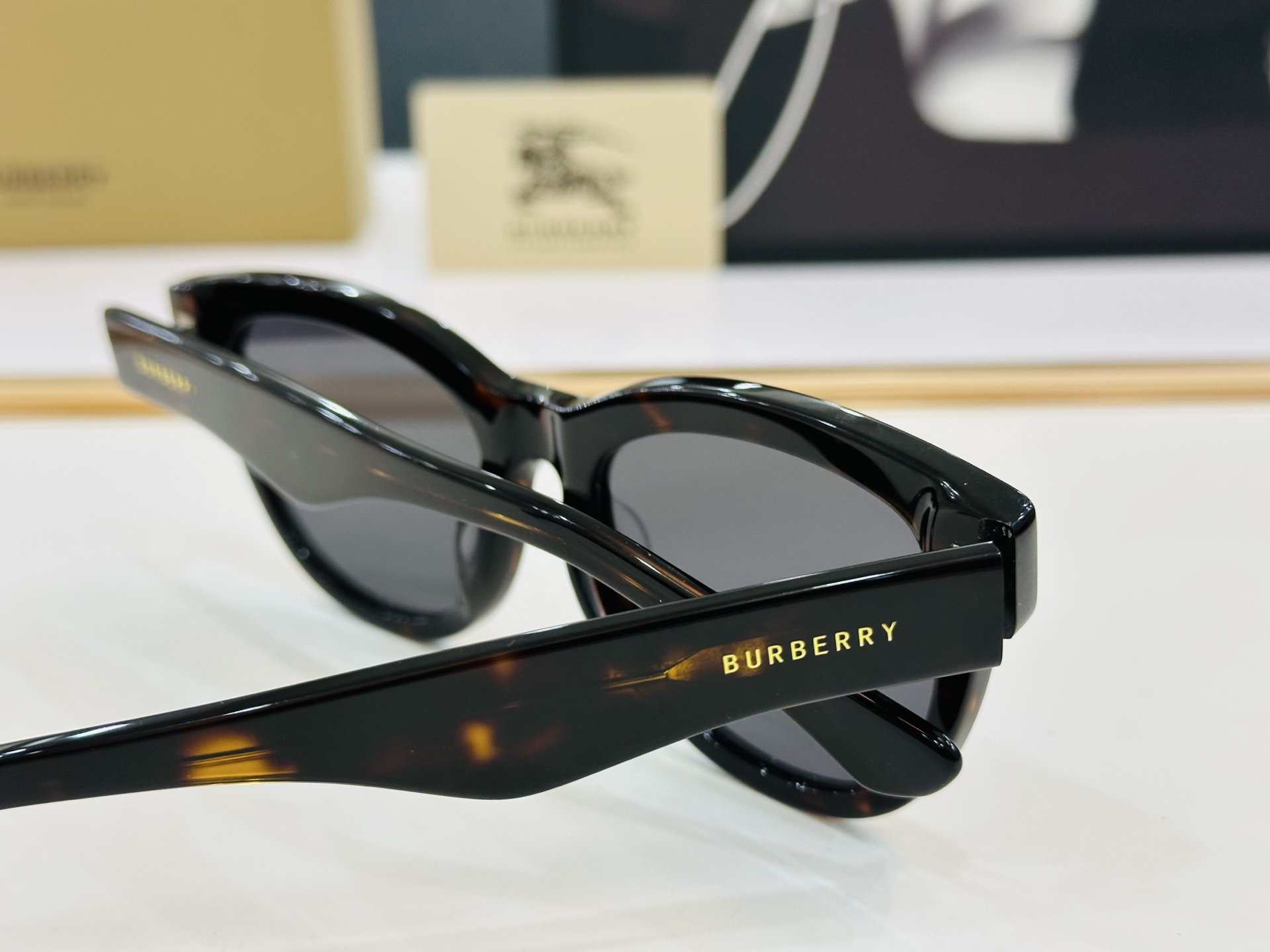 高品质✨BURBERR*✨ 巴家 BE4432U  
Size：54口19-145 女款太阳眼镜得意🌲🌲