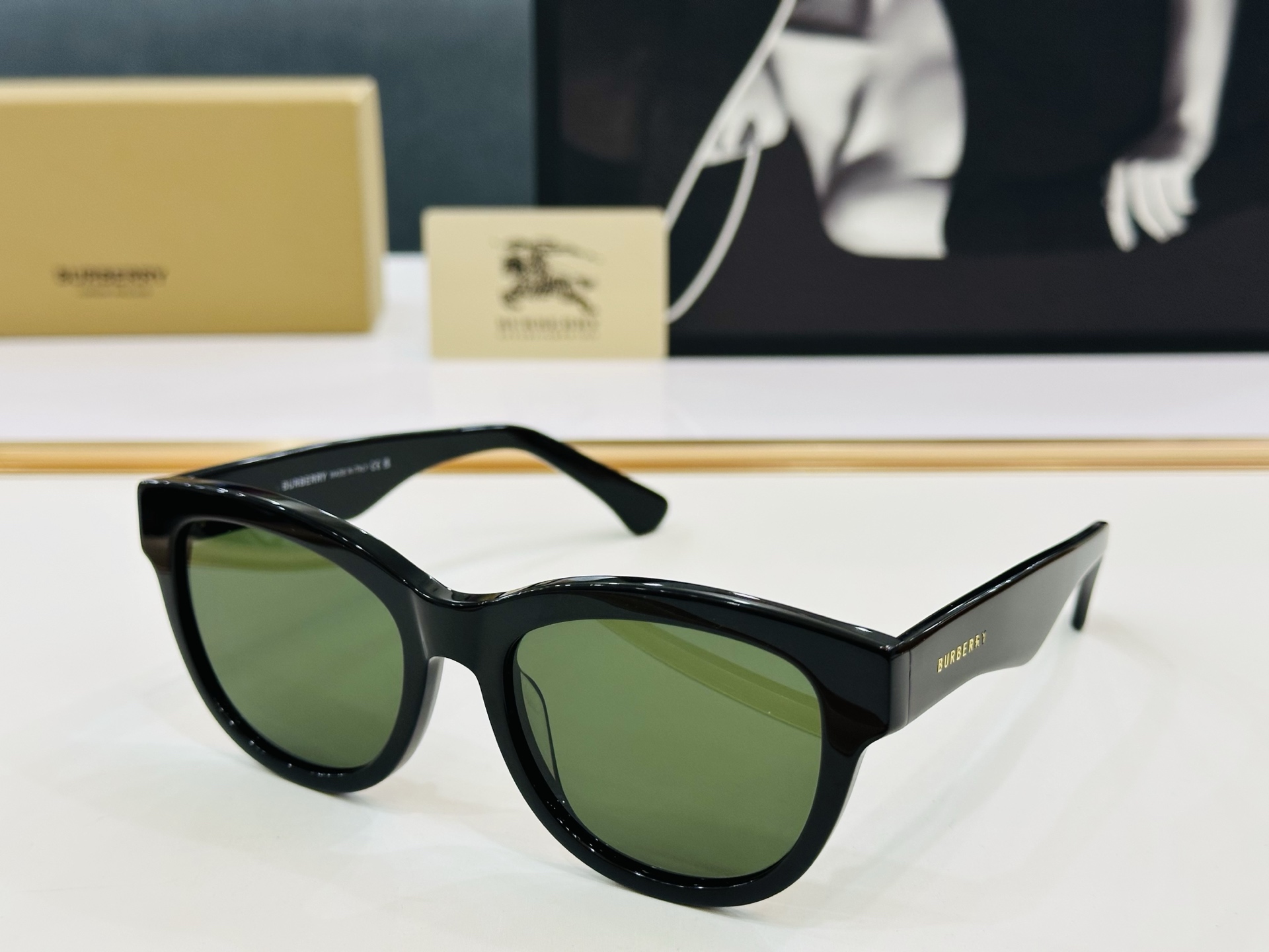 高品质✨BURBERR*✨ 巴家 BE4432U  
Size：54口19-145 女款太阳眼镜得意🌲🌲
