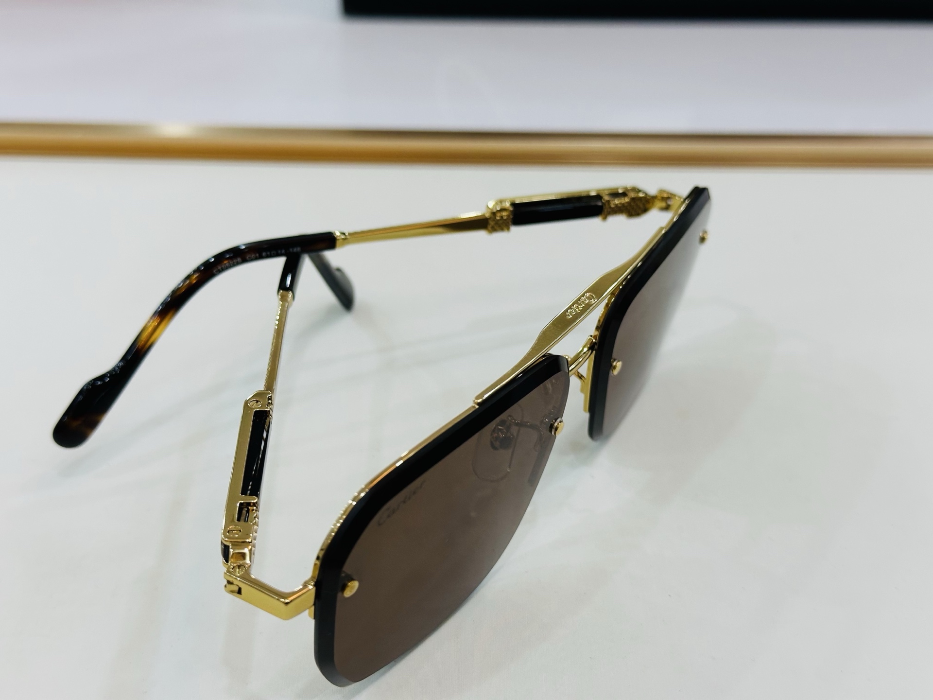 Cartie* 卡家 CT0522S 太阳镜 Size：61口14-145 工艺精湛气质十足！J男女同款