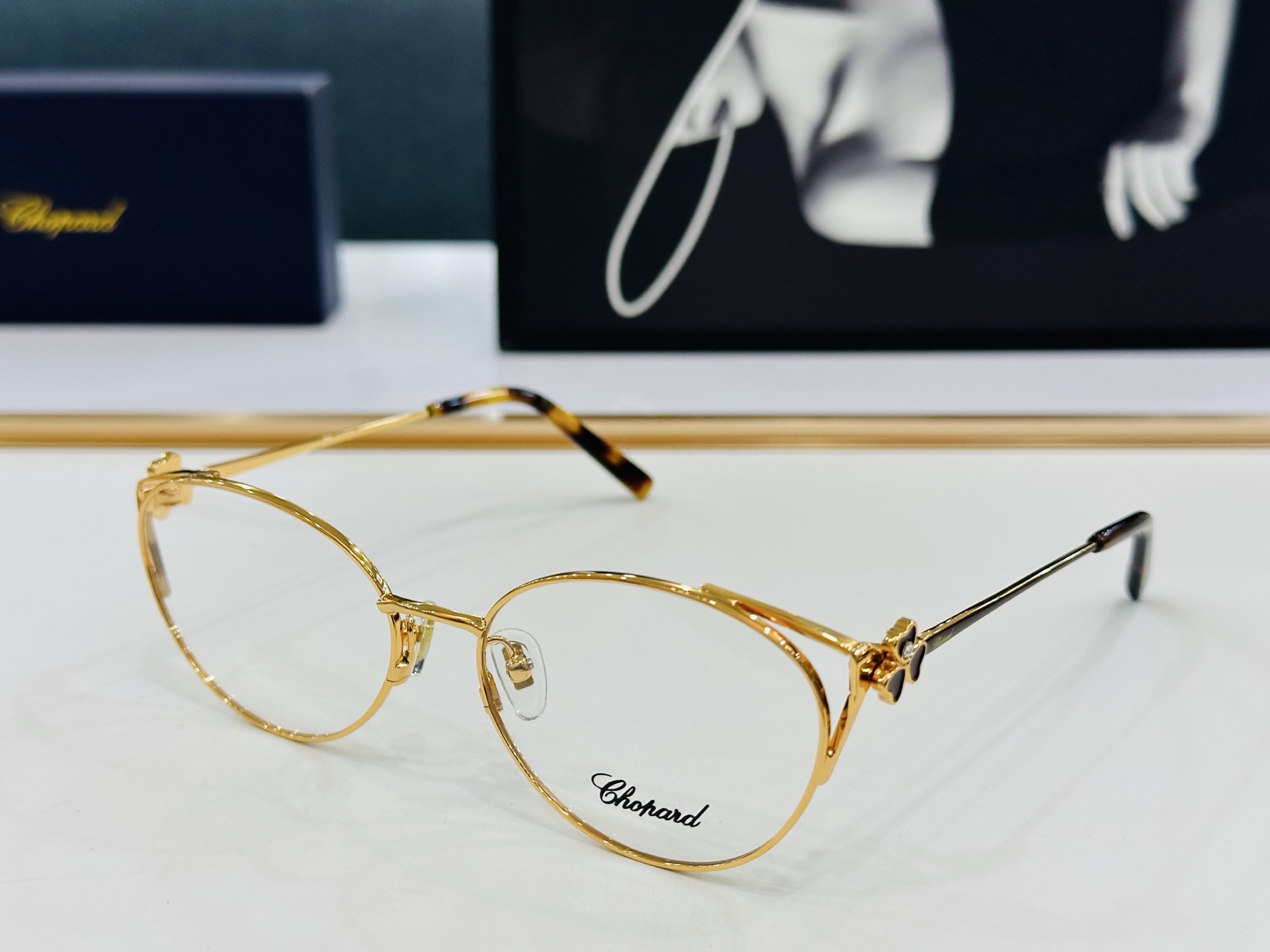 原版 ChoPard肖邦 MODEL VCHG76 Size：56口17-140 以现代时尚的设计风格 