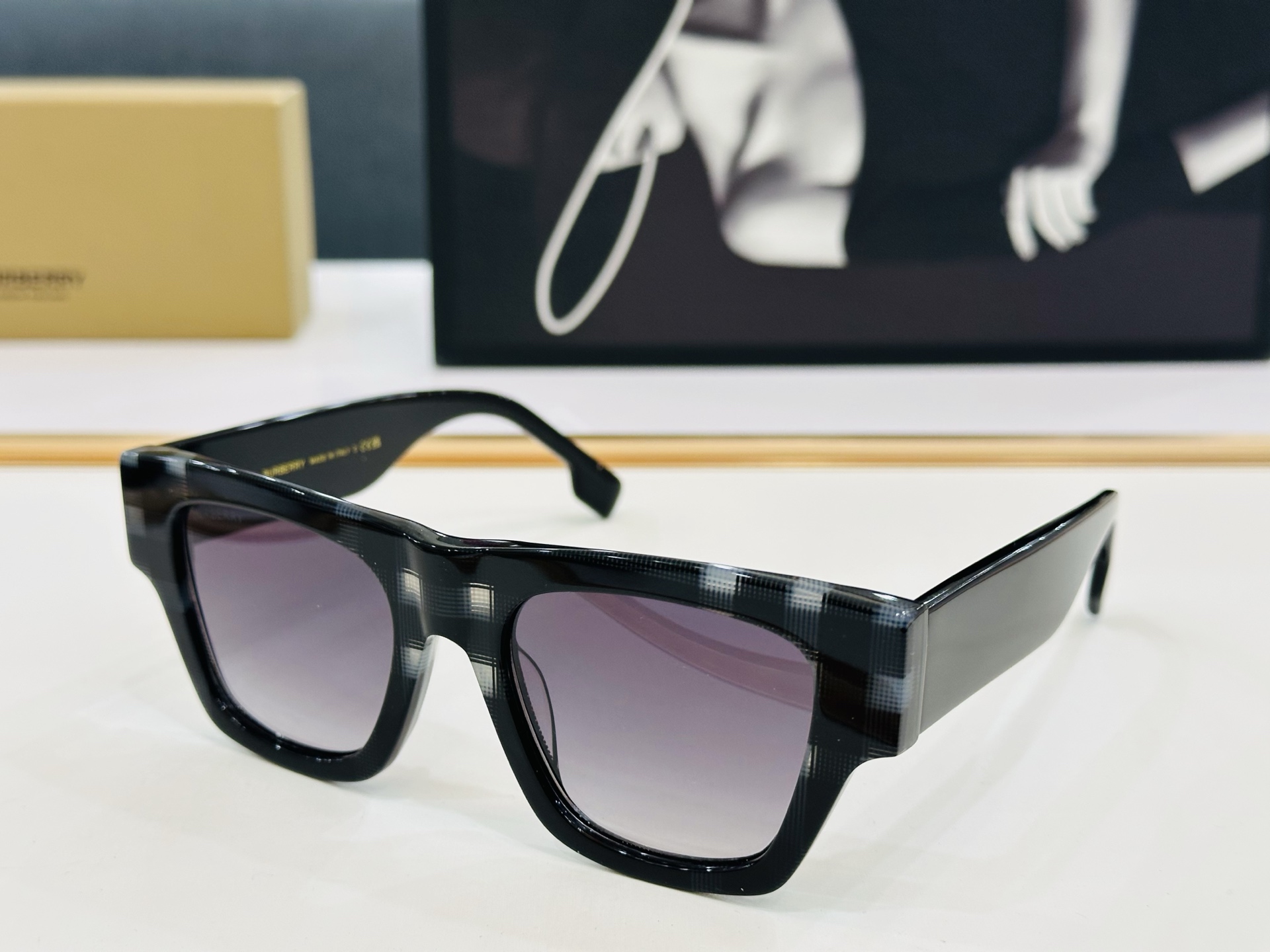 高品质✨BURBERR*✨ 巴家 BE4360    Size：51口20-145  女款太阳眼镜得意🌲
